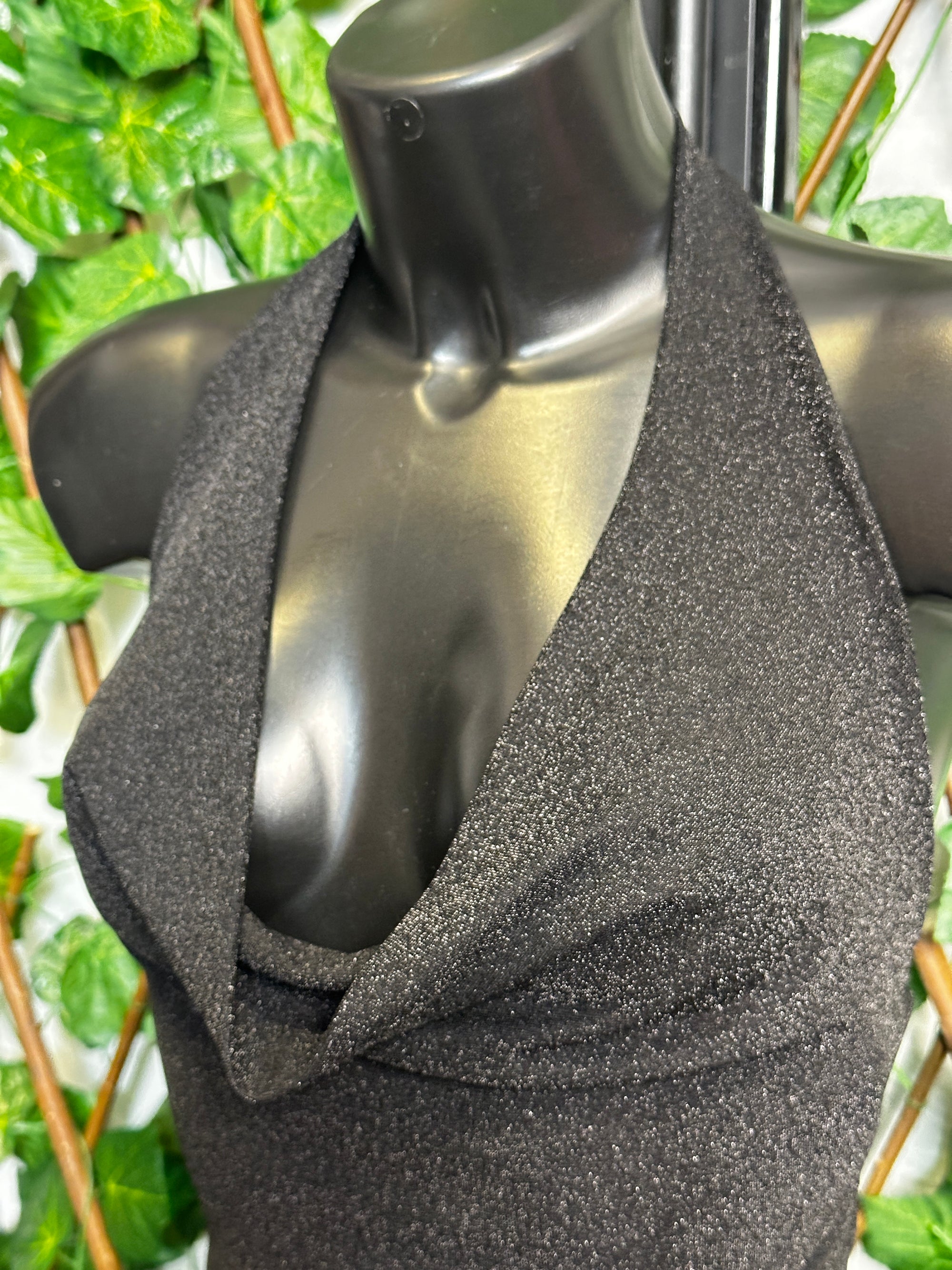 Vestito brillantinato con la scollatura profonda e schiena scoperta
