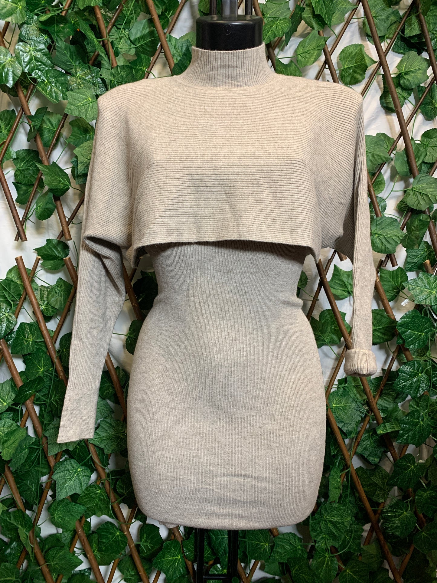 Completo in maglia: vestito corto e una copre spalle