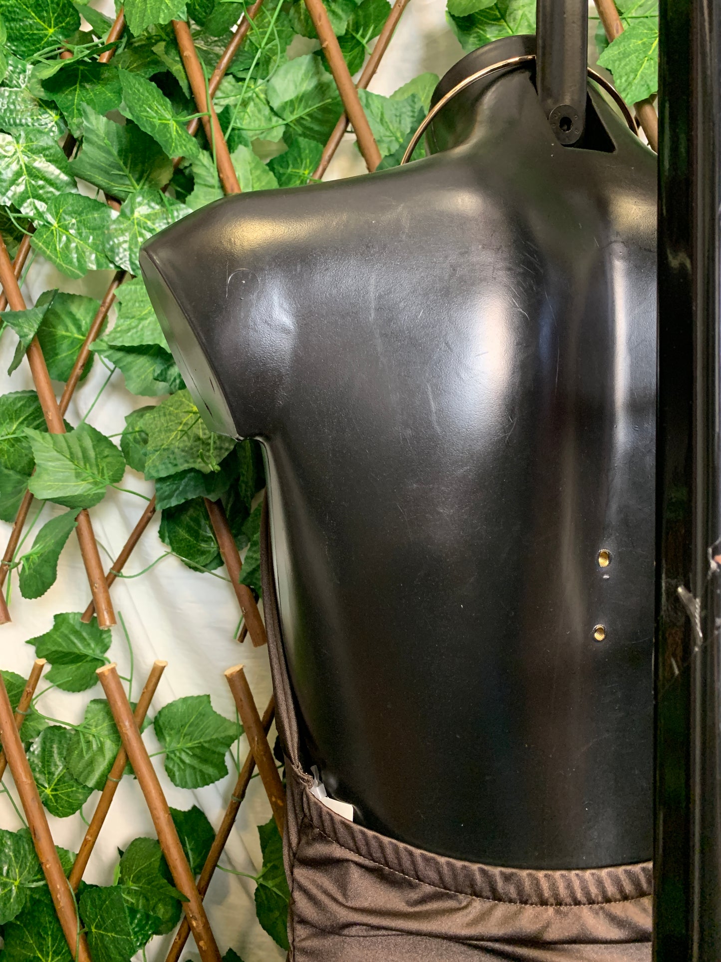 Vestito lungo con dettagli dorato e arricciatura sui fianchi