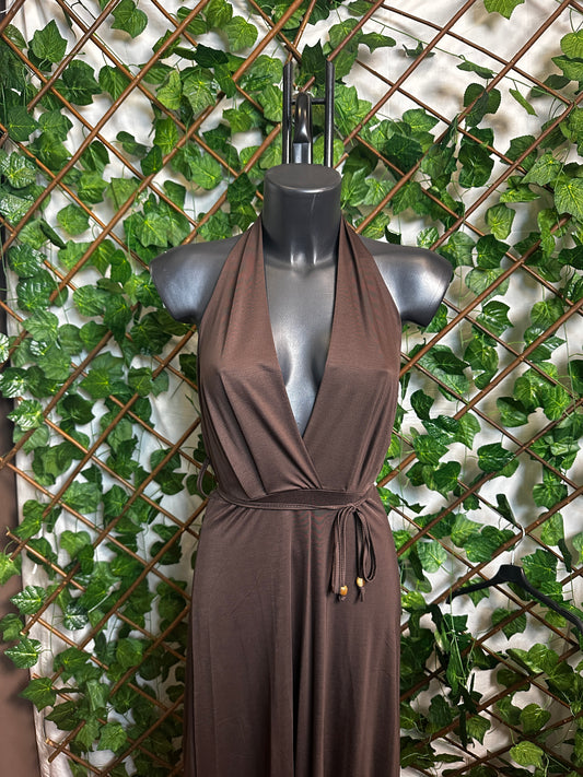 Vestito lungo elegante con cinturino e la schiena scoperta