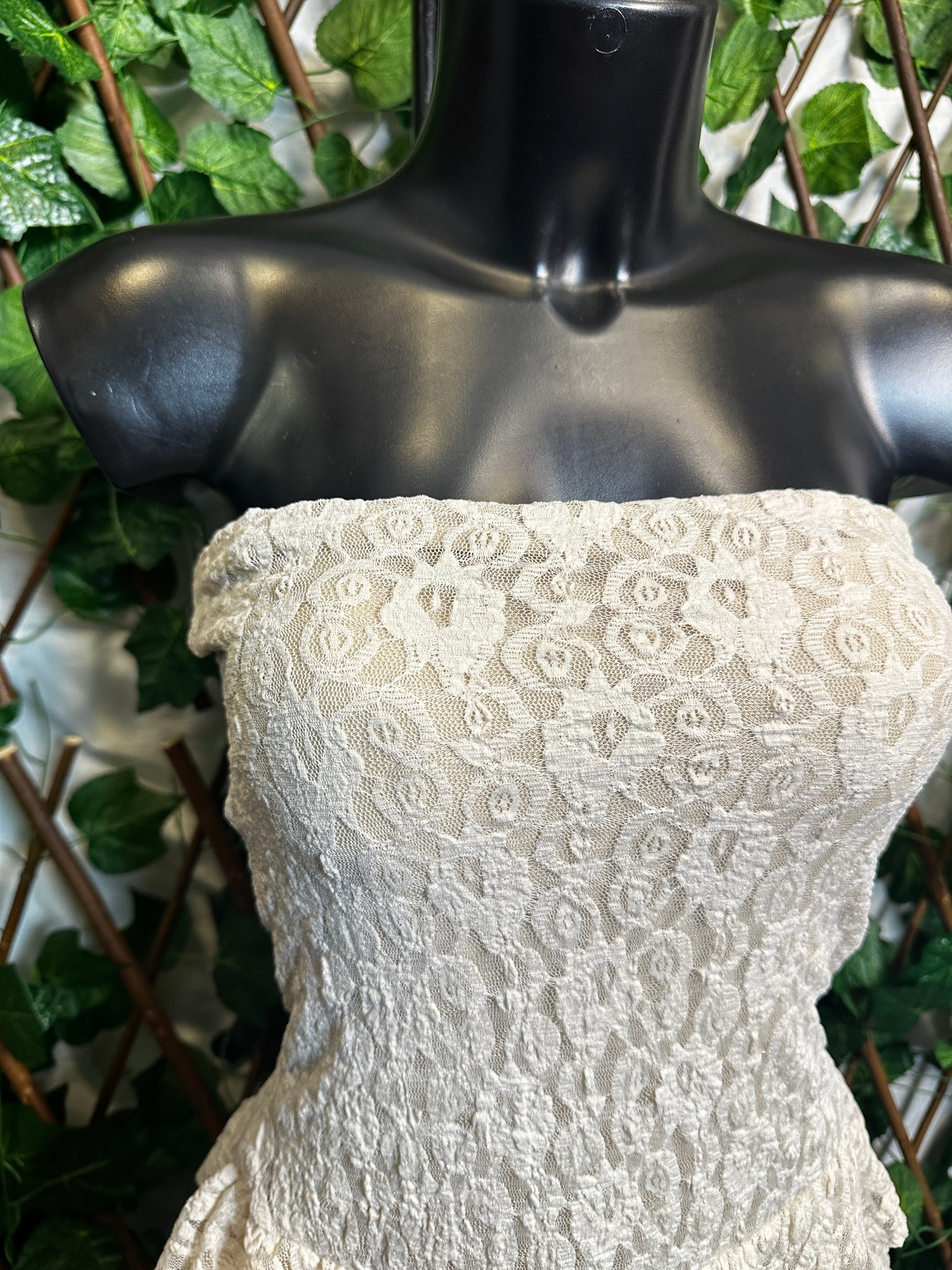 Modello crepe: vestito corto con le coppe e gonna a balze | taglia unica