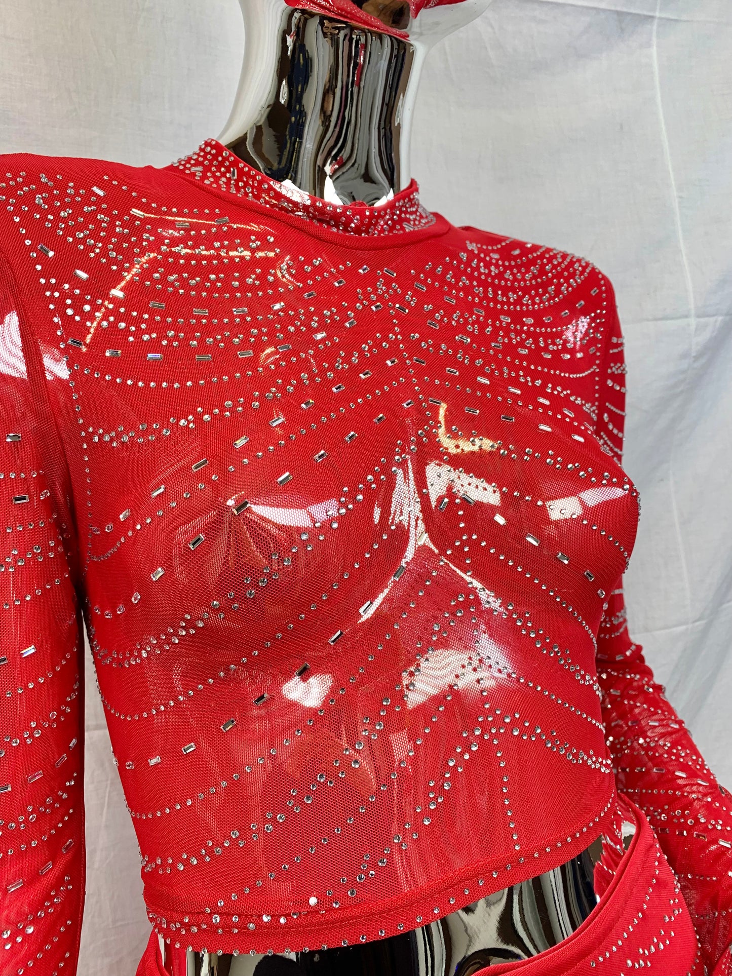 PRIMAVERA 2024 | Completo rosso top e gonna trasparente con decorazioni in strass