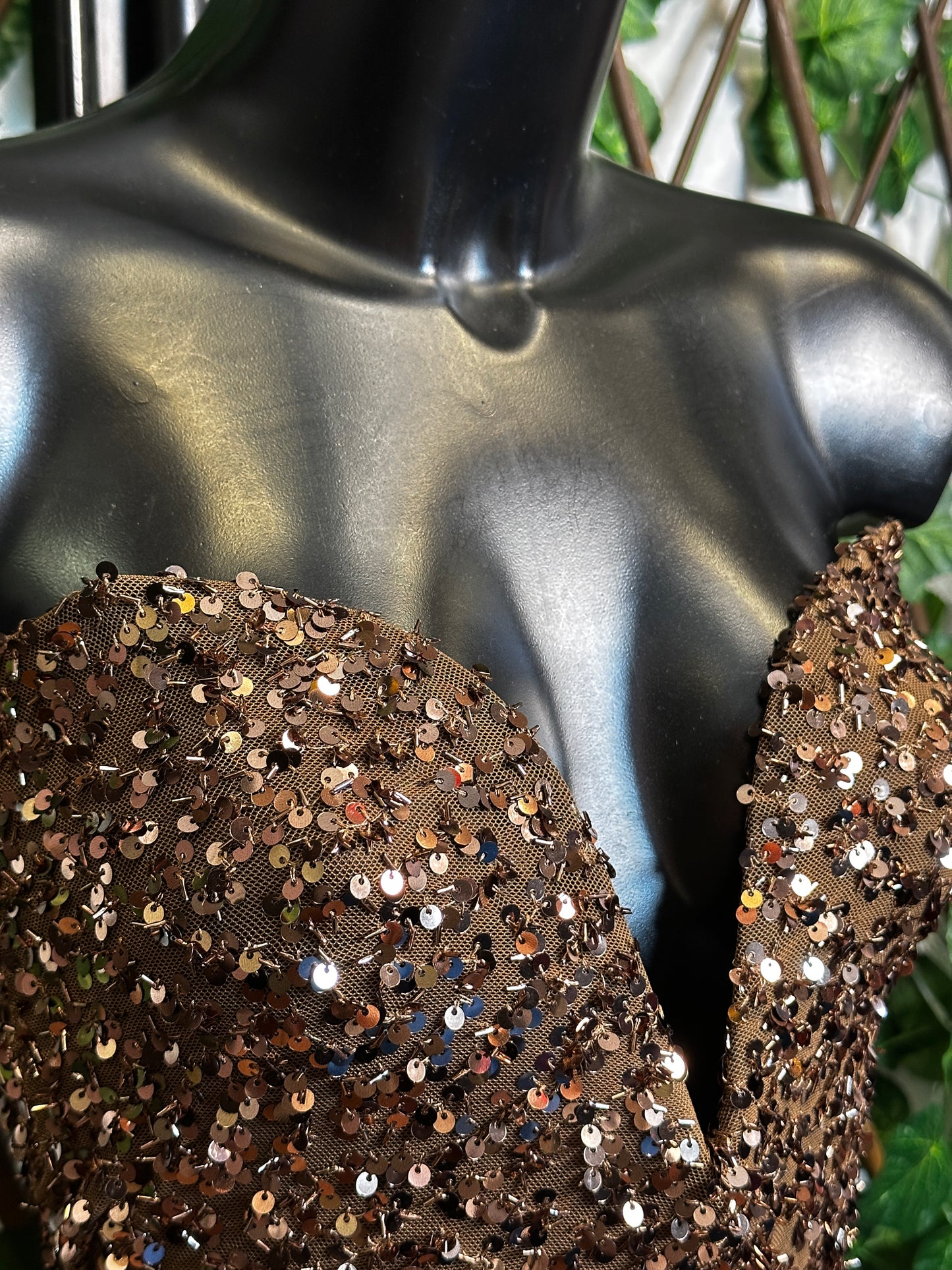 Modello paillettes: vestito corto con la scollatura speciale