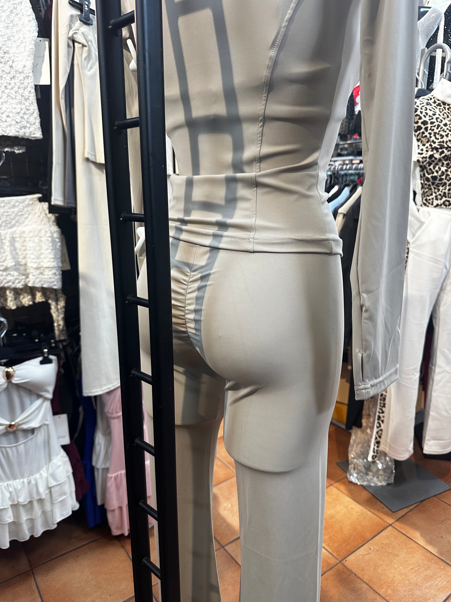 Completo sportivo con pantalone a zampa