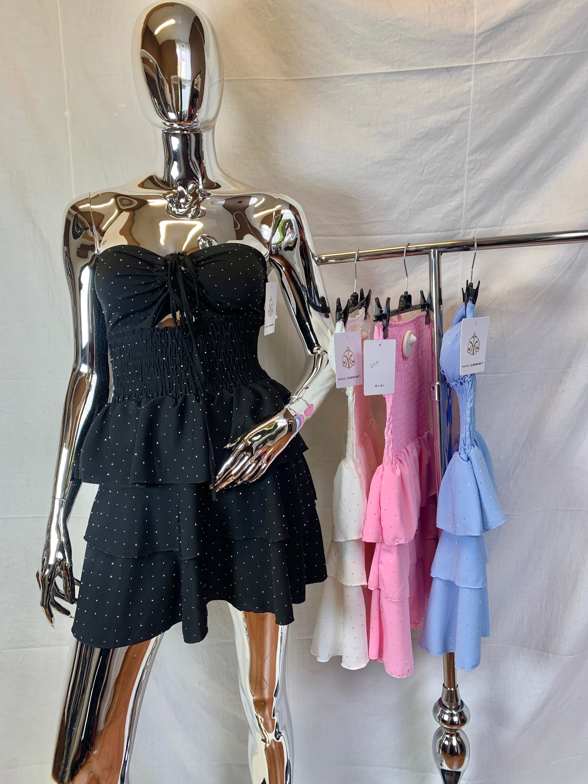 Vestito corto senza spalline, sotto svasato, con brillantini