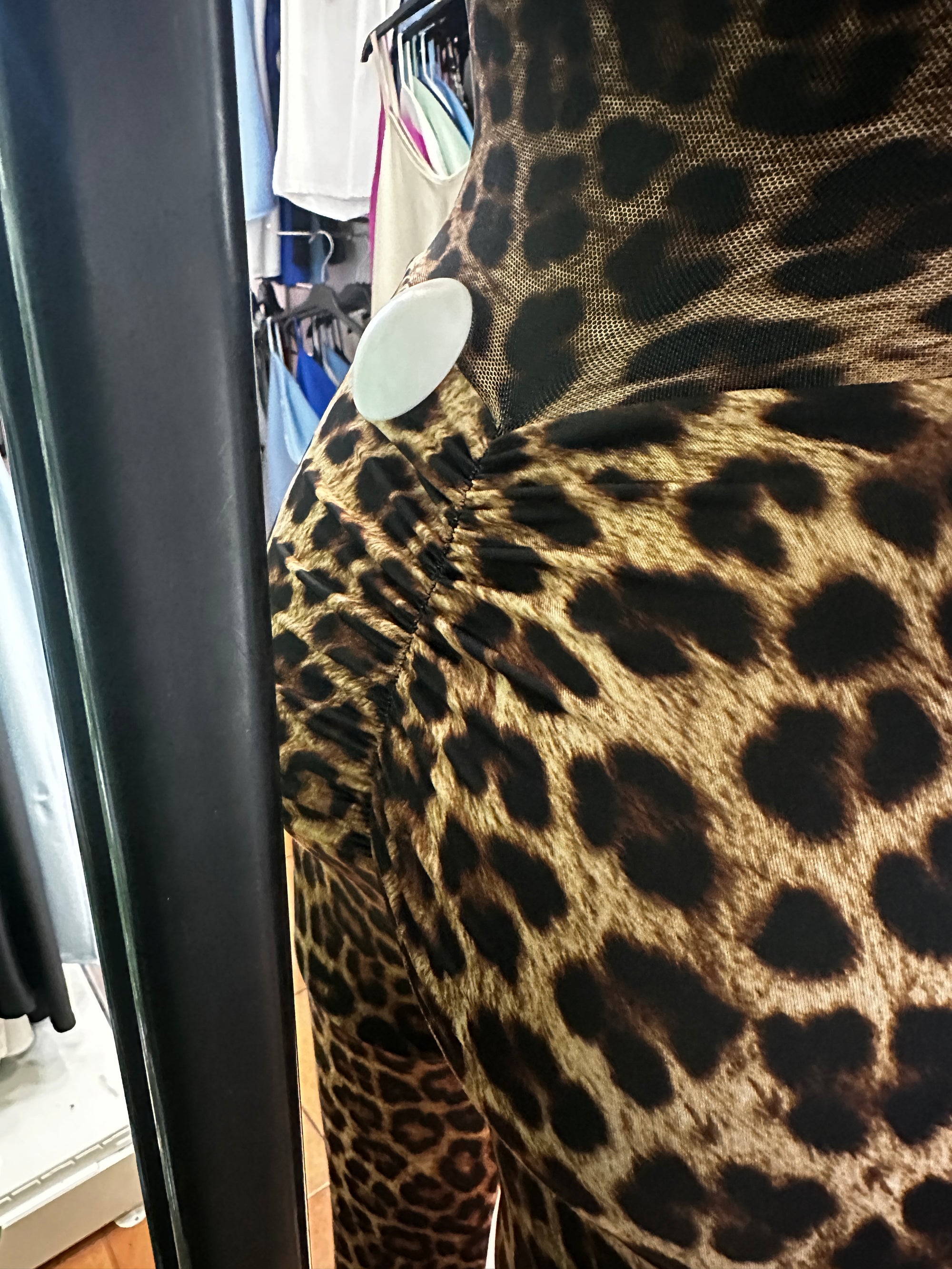 Tutina lunga leopardata con la schiena scoperta