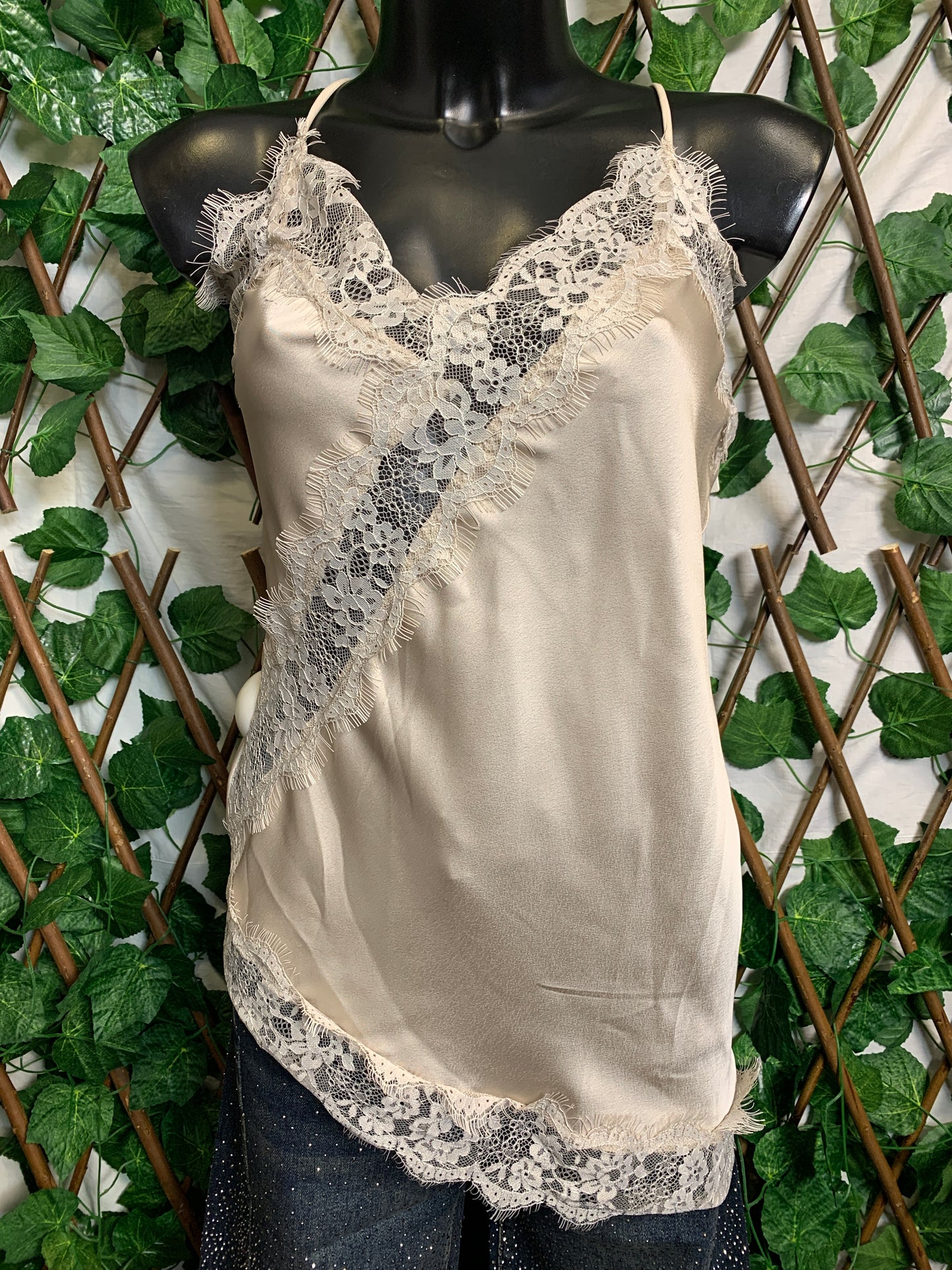 Asymmetrical tank top with lace