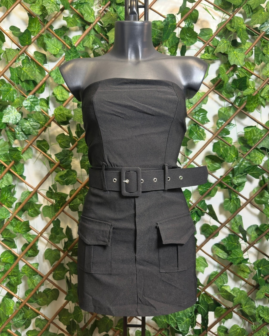 Vestito cargo senza spalline, con cintura sotto pantaloncino
