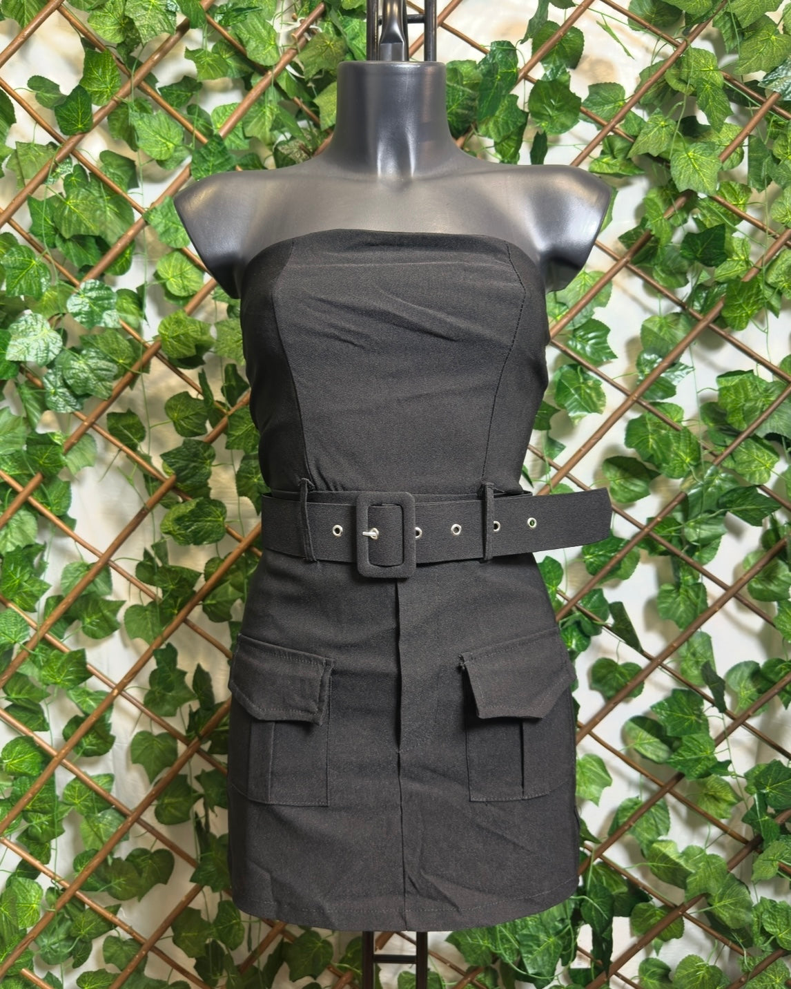 Vestito cargo senza spalline, con cintura sotto pantaloncino