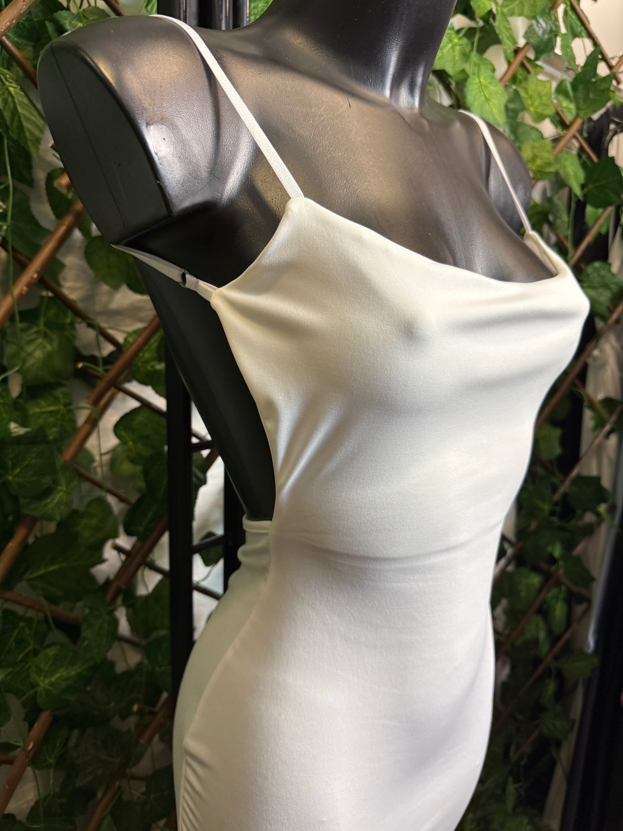 Vestito corto dietro scoperto con arricciatura