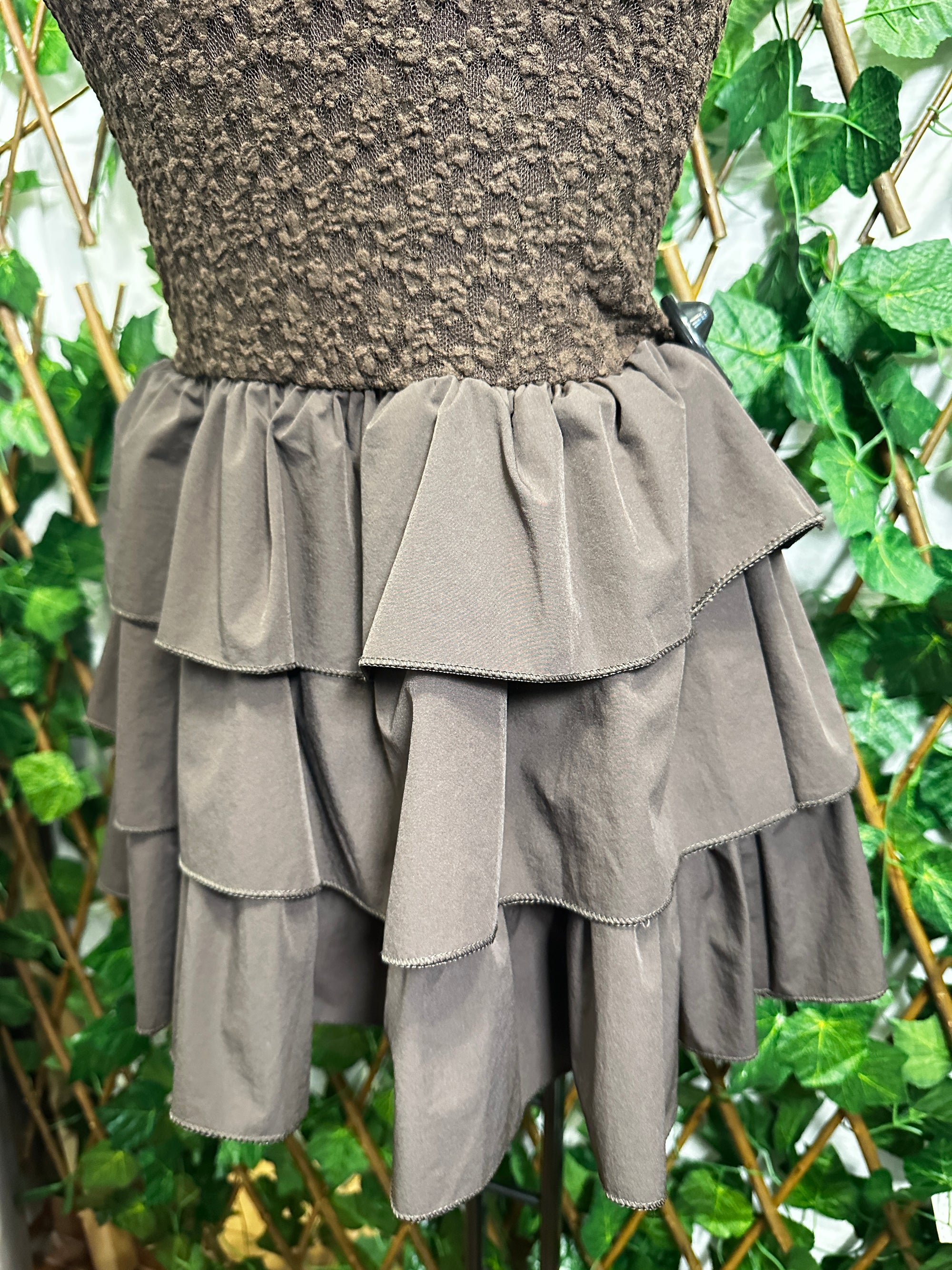 Modello crepe: vestito corto con la gonna svasata e bretelle regolabile | taglia unica