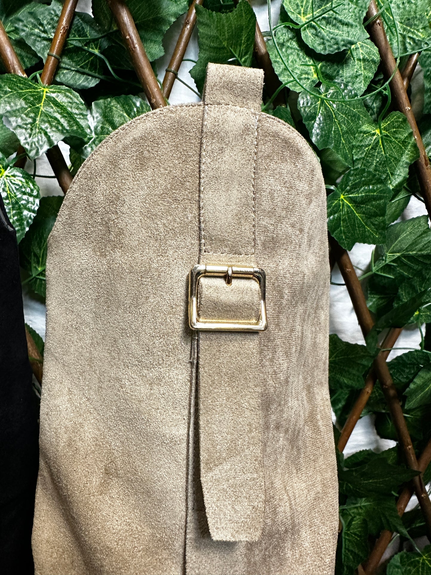 Boots with vertical belt