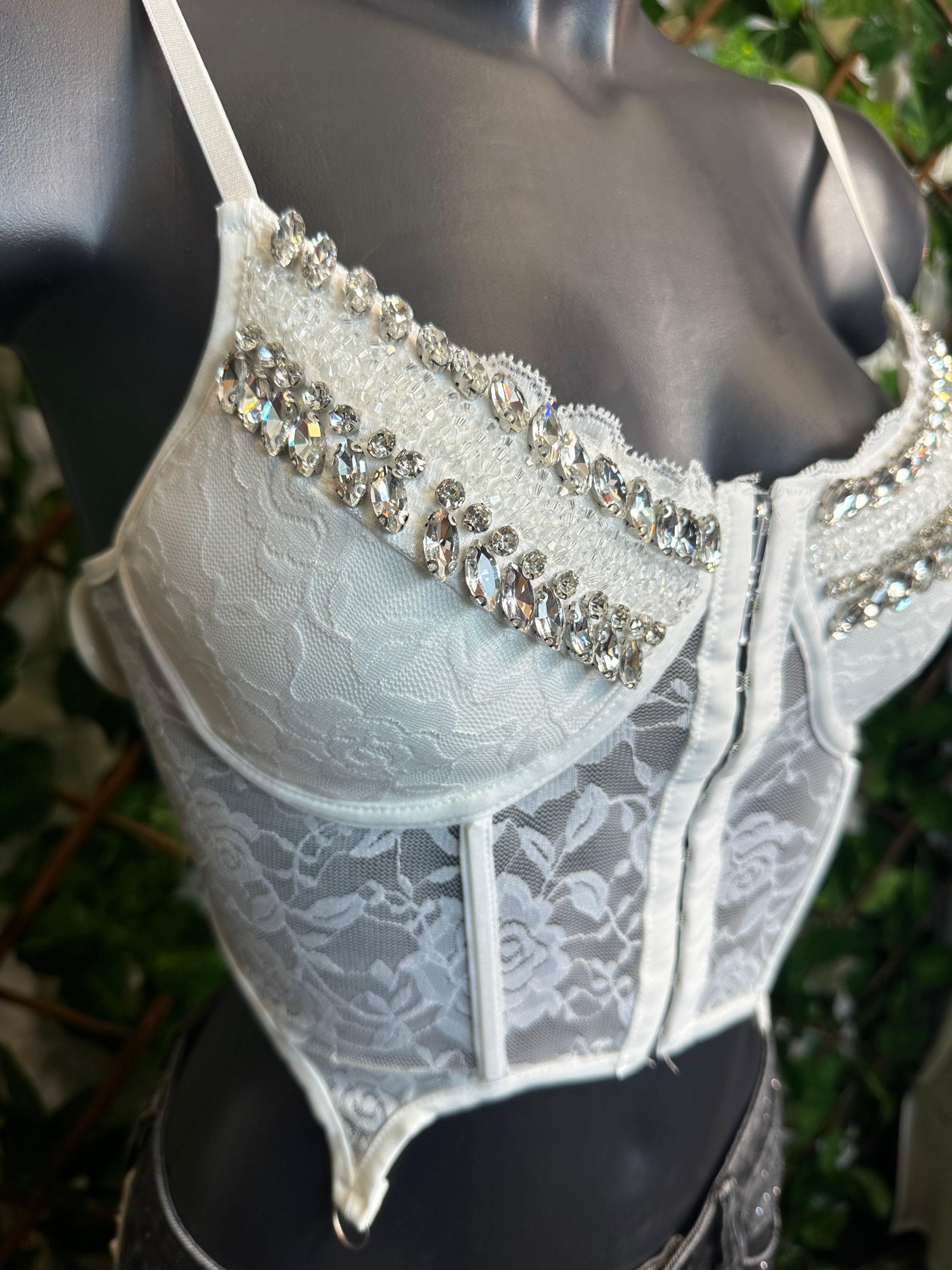 Corsetto in pizzo con diamantini e l'apertura davanti TU