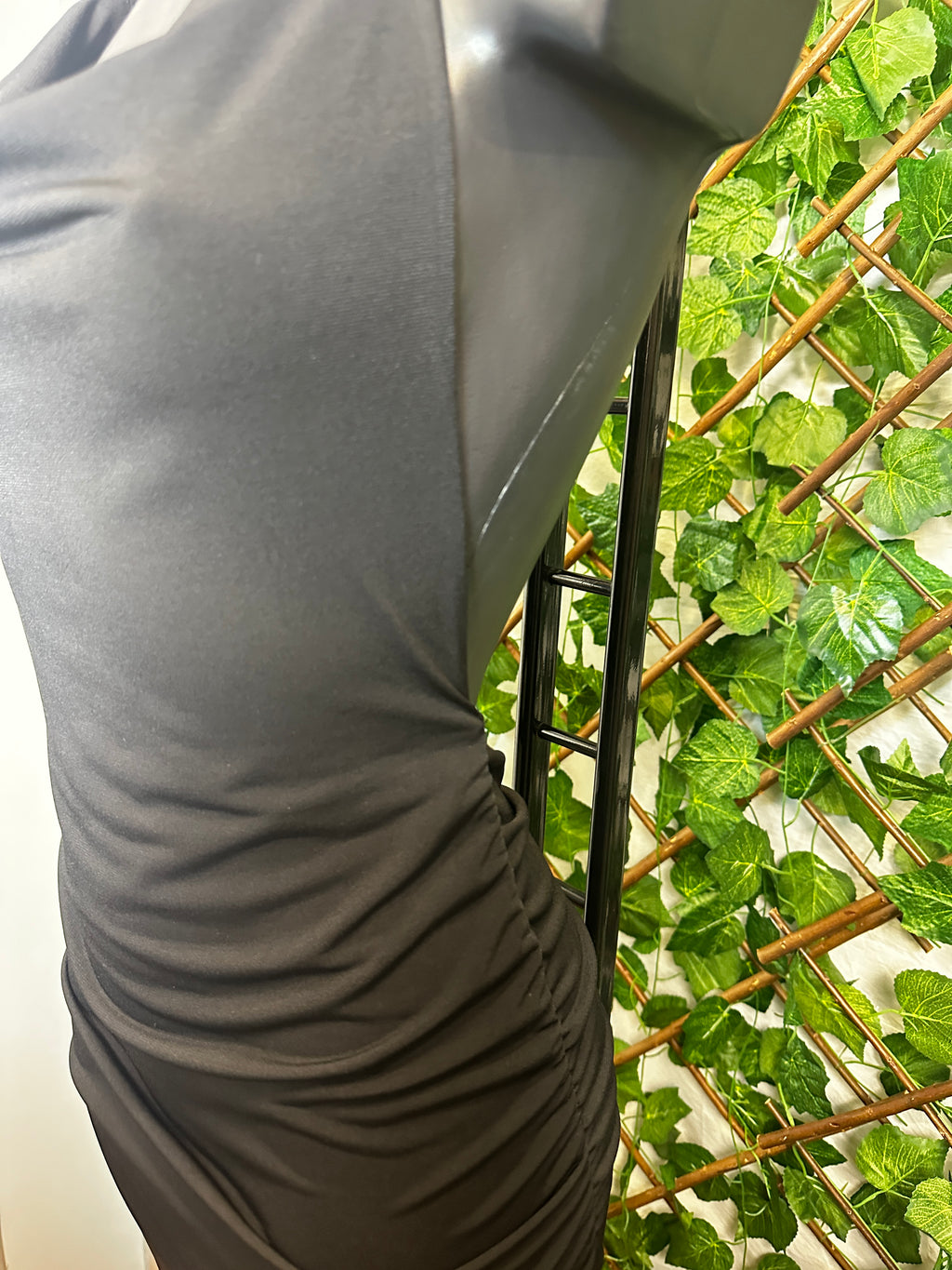Vestito lungo con la corda sul collo, la schiena scoperta e arricciatura sui lati