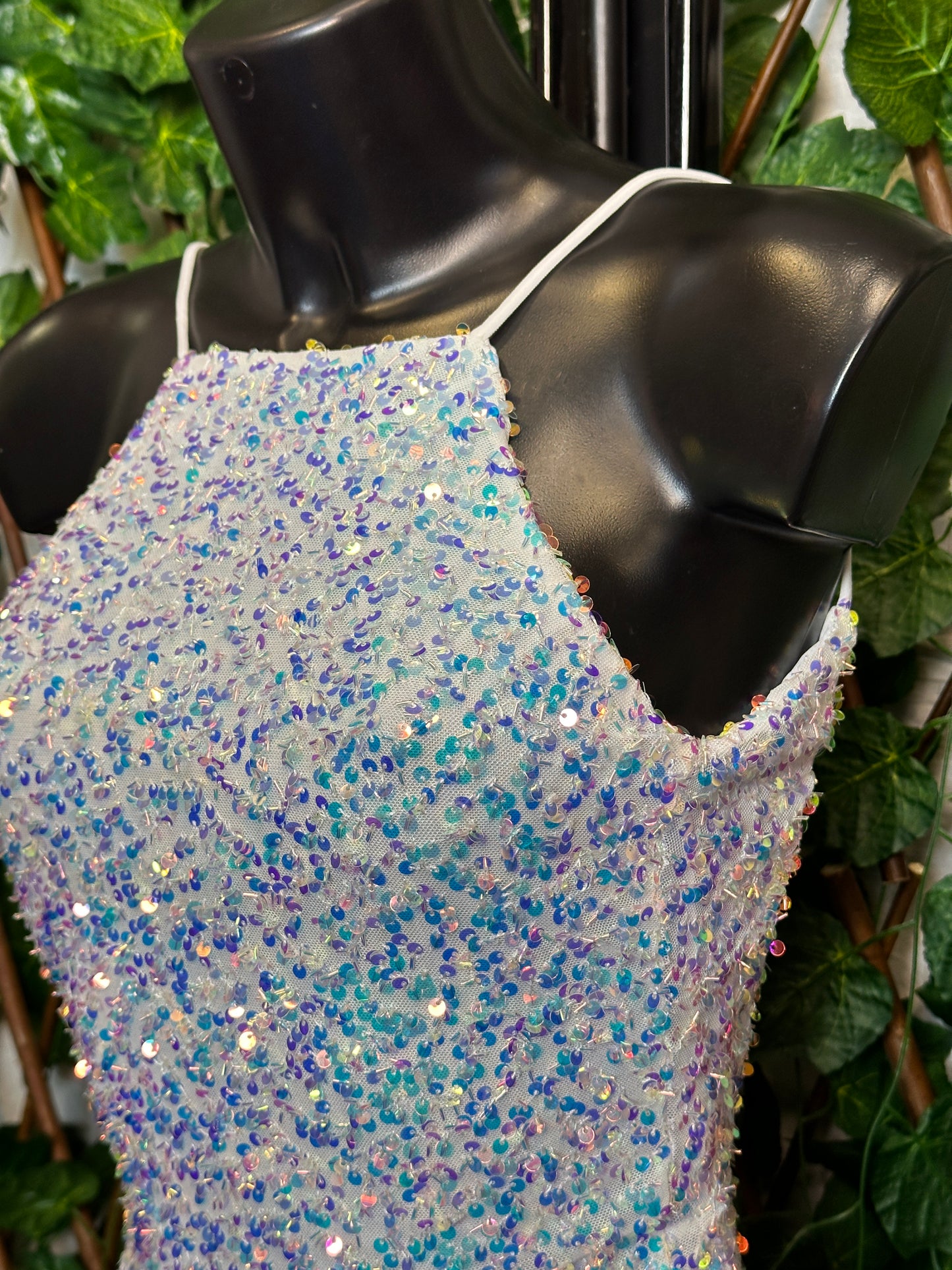 Modello paillettes: vestito corto con bretelle e la schiena scoperta