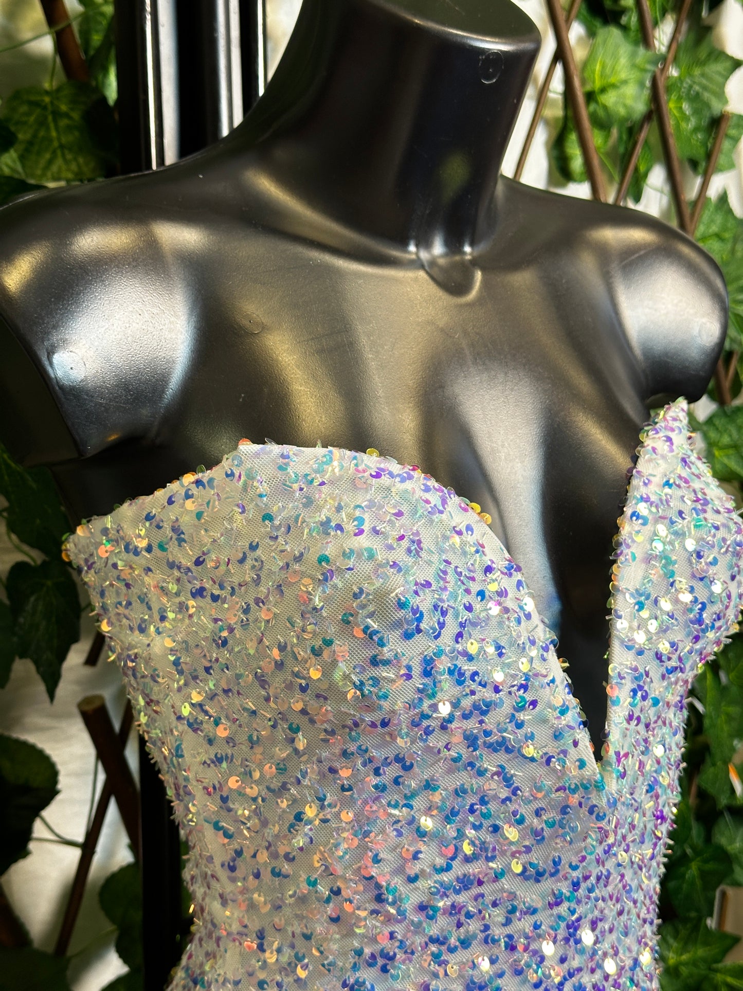 Modello paillettes: vestito corto con la scollatura speciale