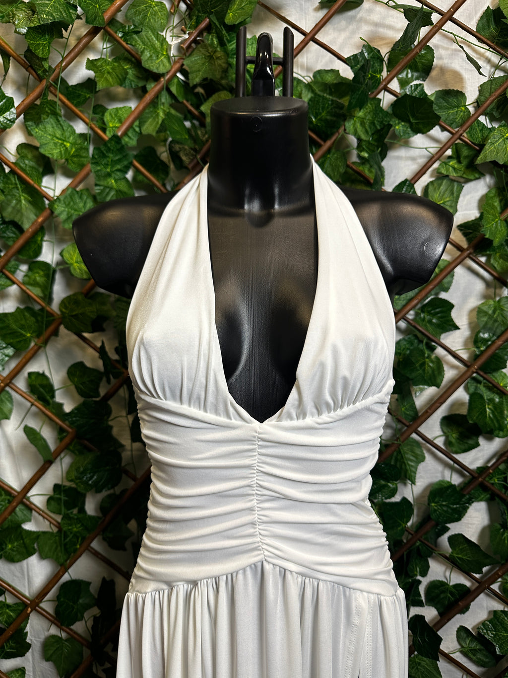 Vestito lungo con la scollatura profonda, arricciatura sulla parte avanti e lo spacco