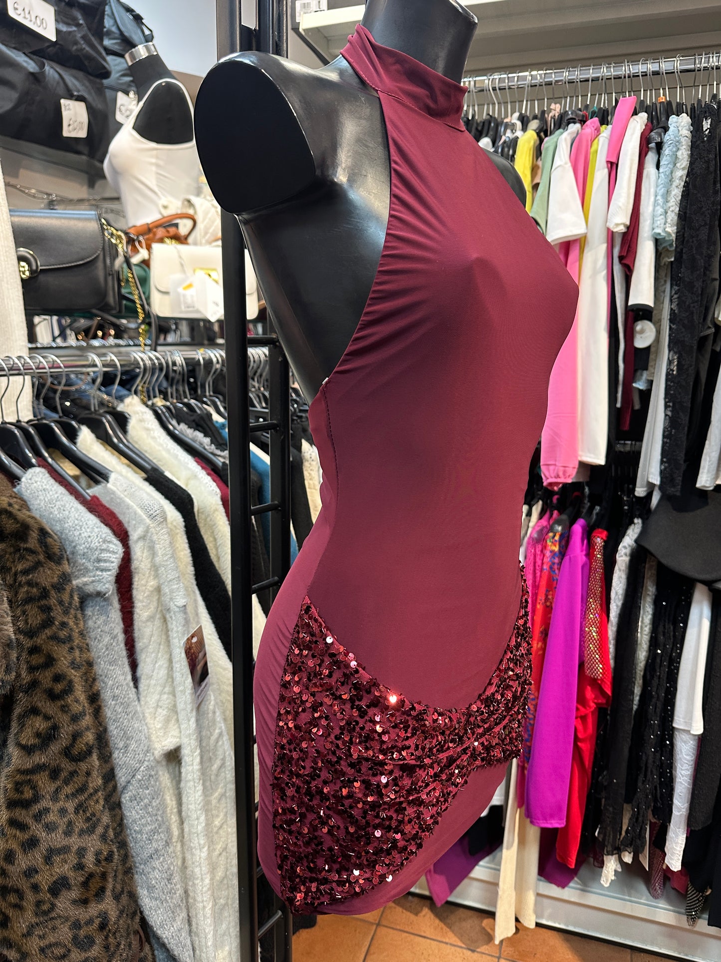 Mini-abito collo alto e schiena scoperta con fascia in paillettes – ONDA SEDUCENTE ✨🎶