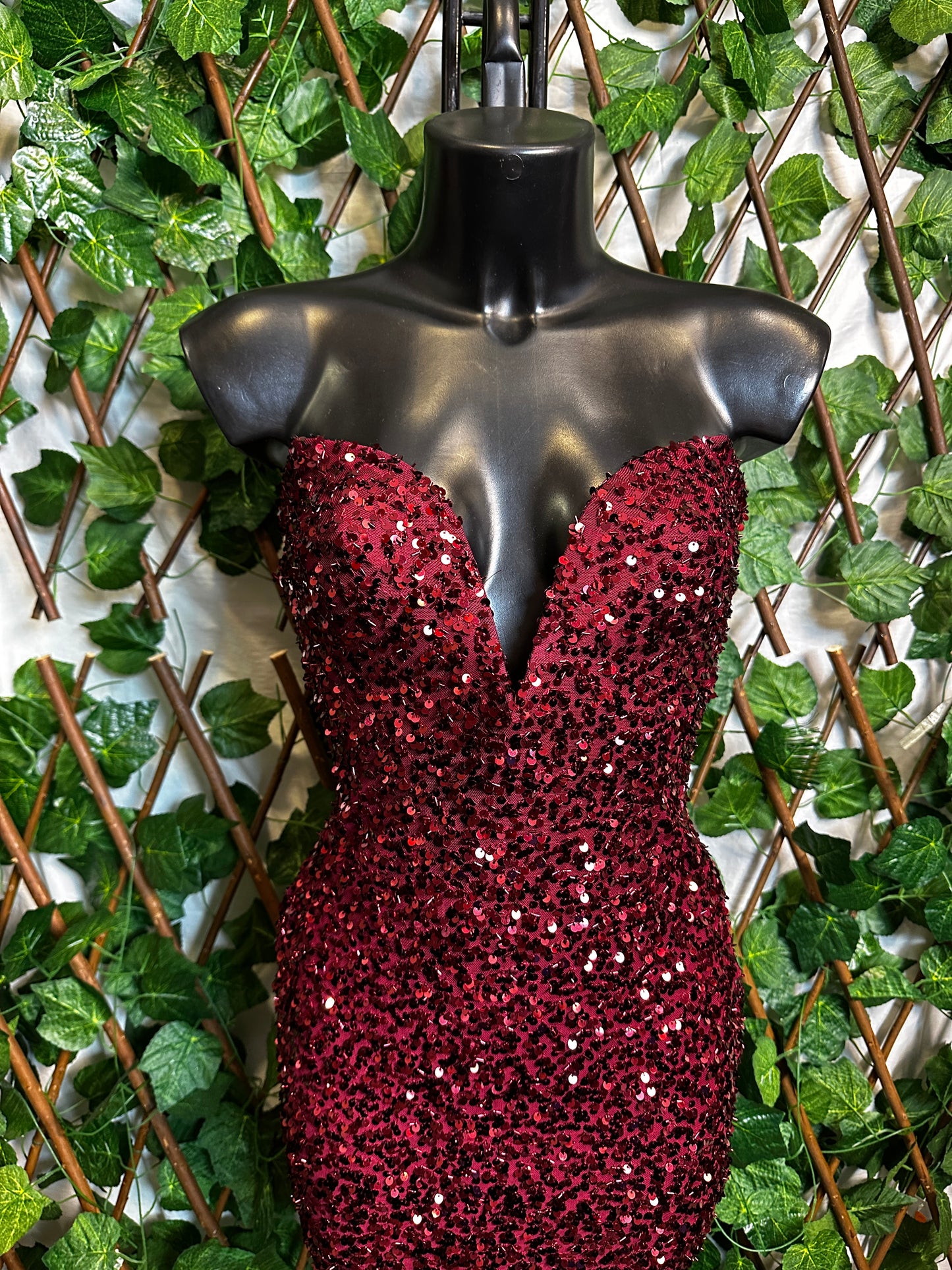 Modello paillettes: vestito corto con la scollatura speciale