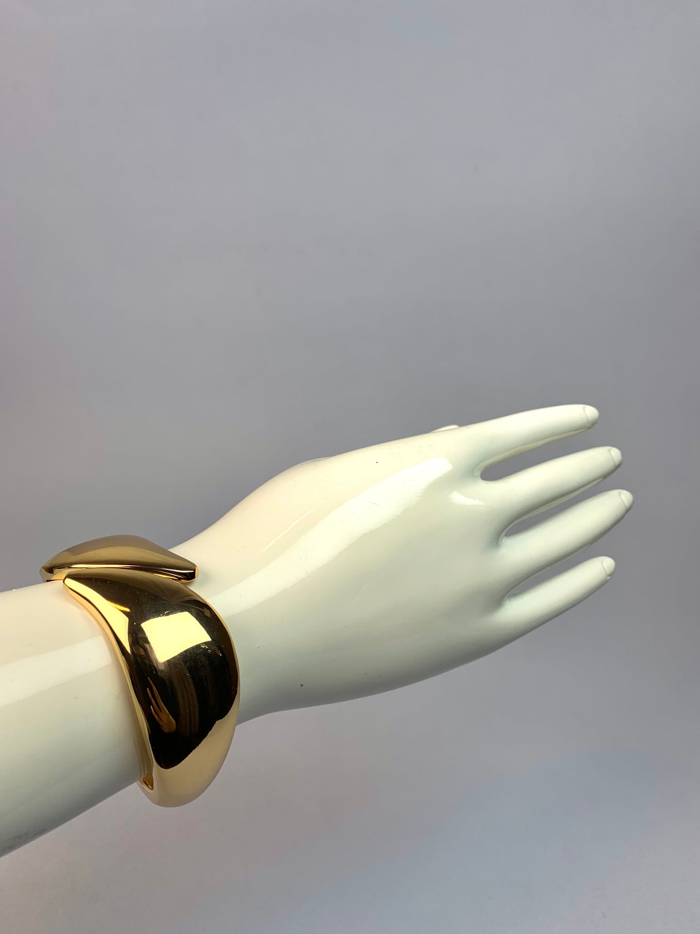 Bracciale oro rigido di forma minimalista