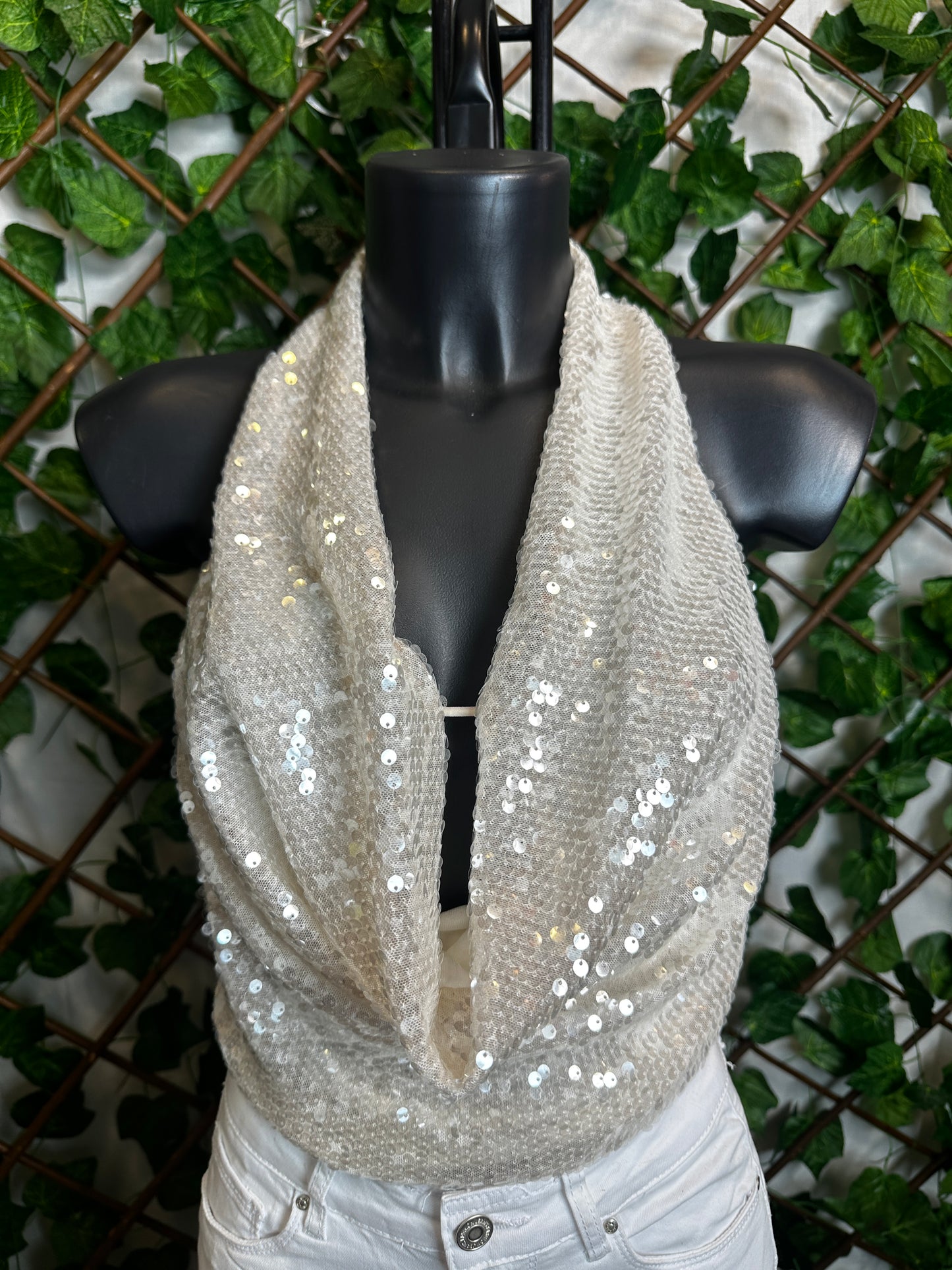 Top in paillettes con la scollatura profonda e la schiena scoperta