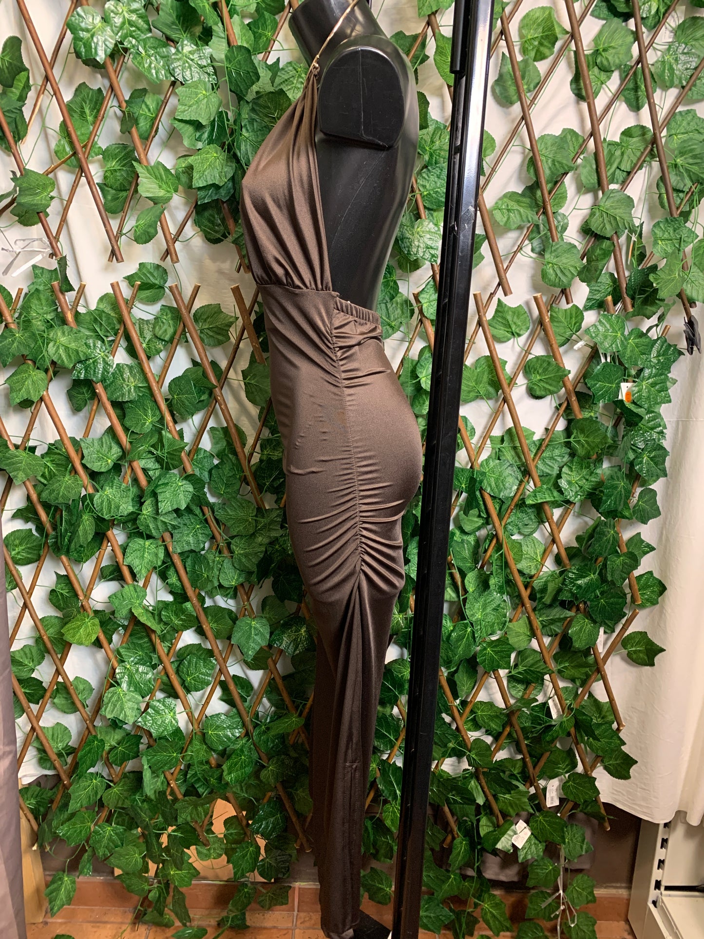 Vestito lungo con dettagli dorato e arricciatura sui fianchi