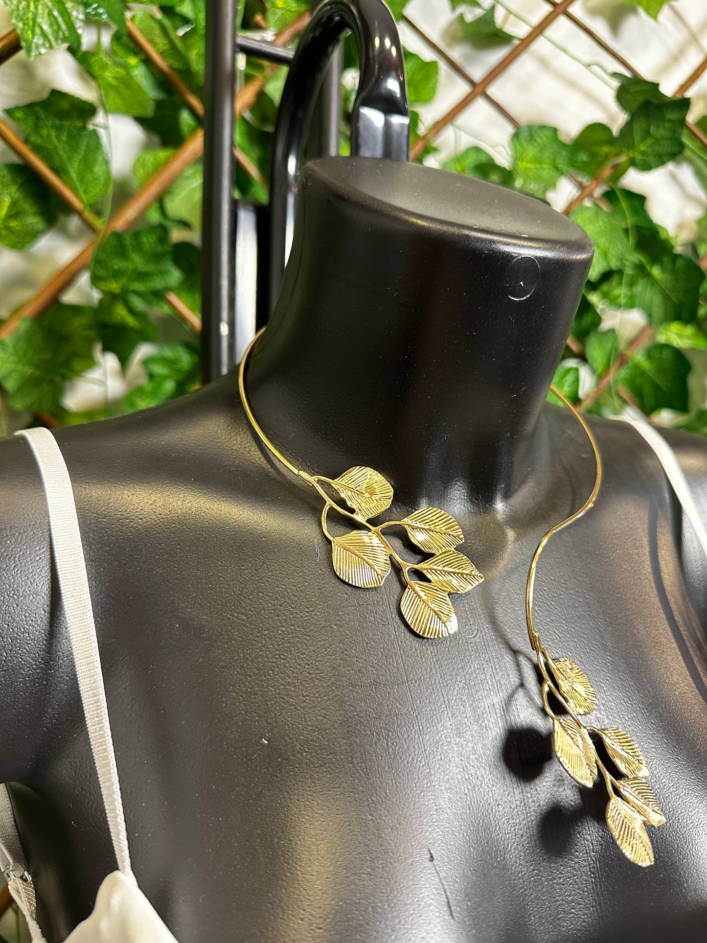 Flower-shaped necklace