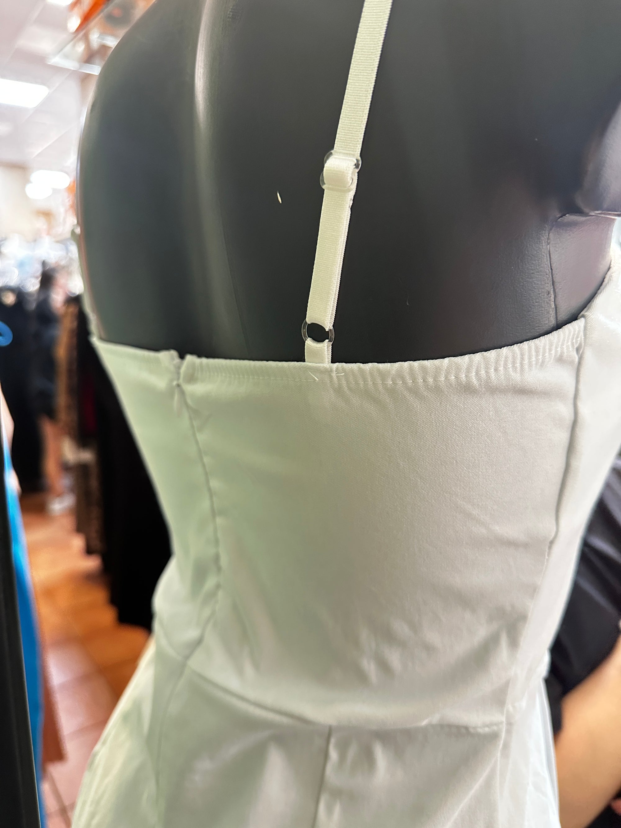 Vestito corto con dentro pantaloncini avanti con le lacci
