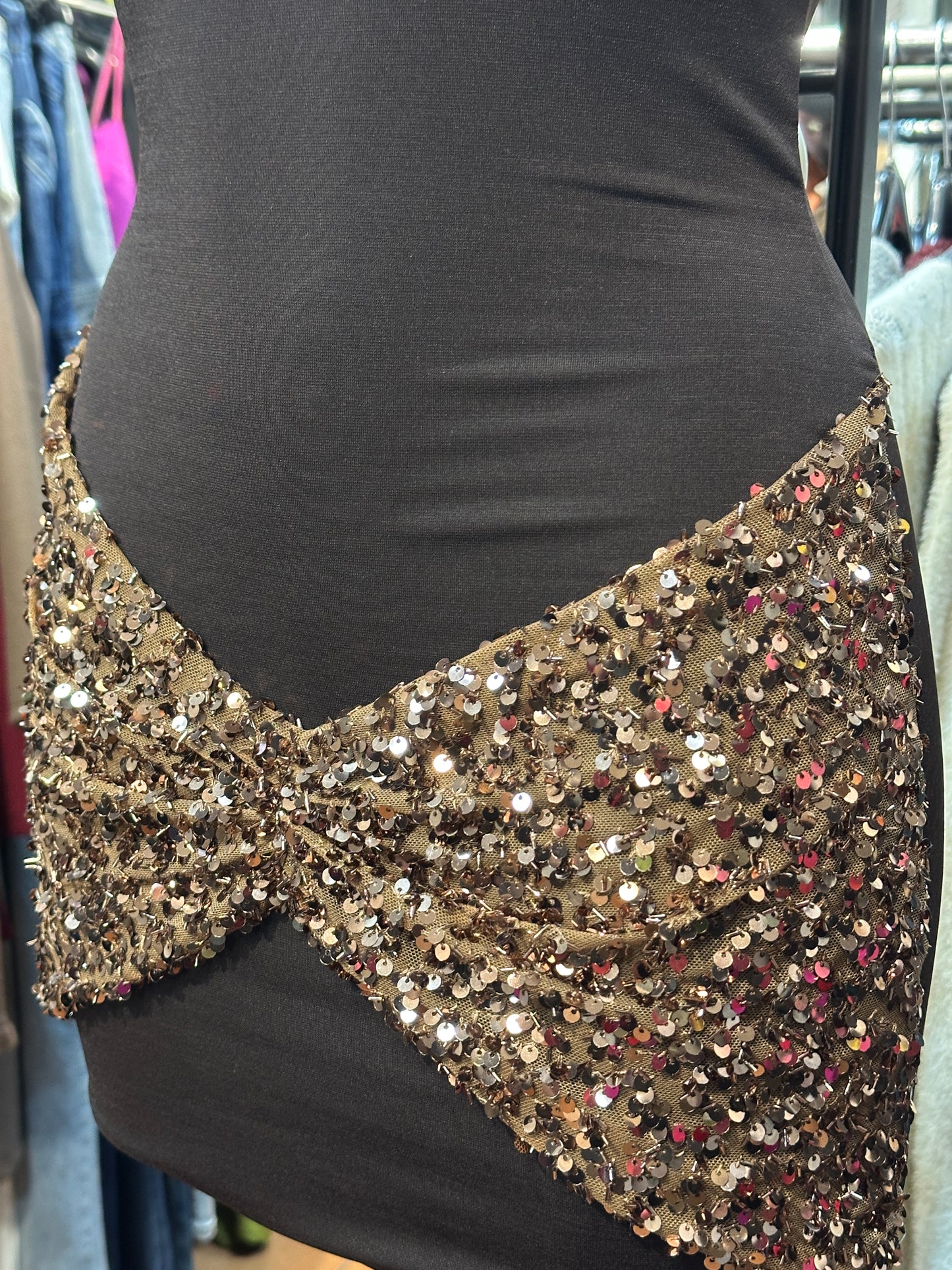 Mini-abito collo alto e schiena scoperta con fascia in paillettes – ONDA SEDUCENTE ✨🎶