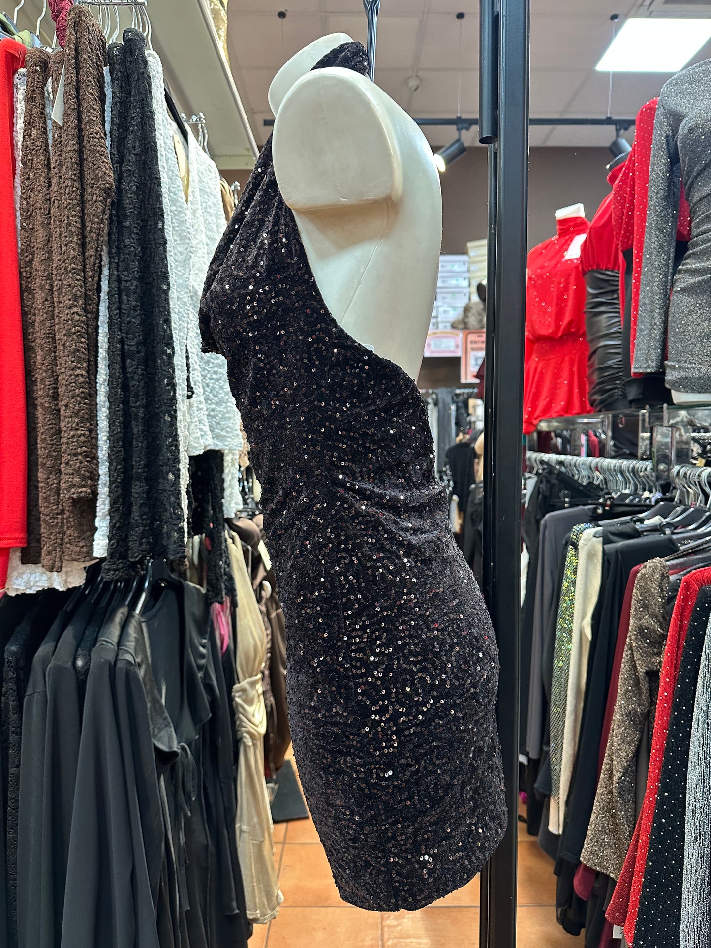 Mini-abito paillettes scollo all’americana – FUOCO LIQUIDO