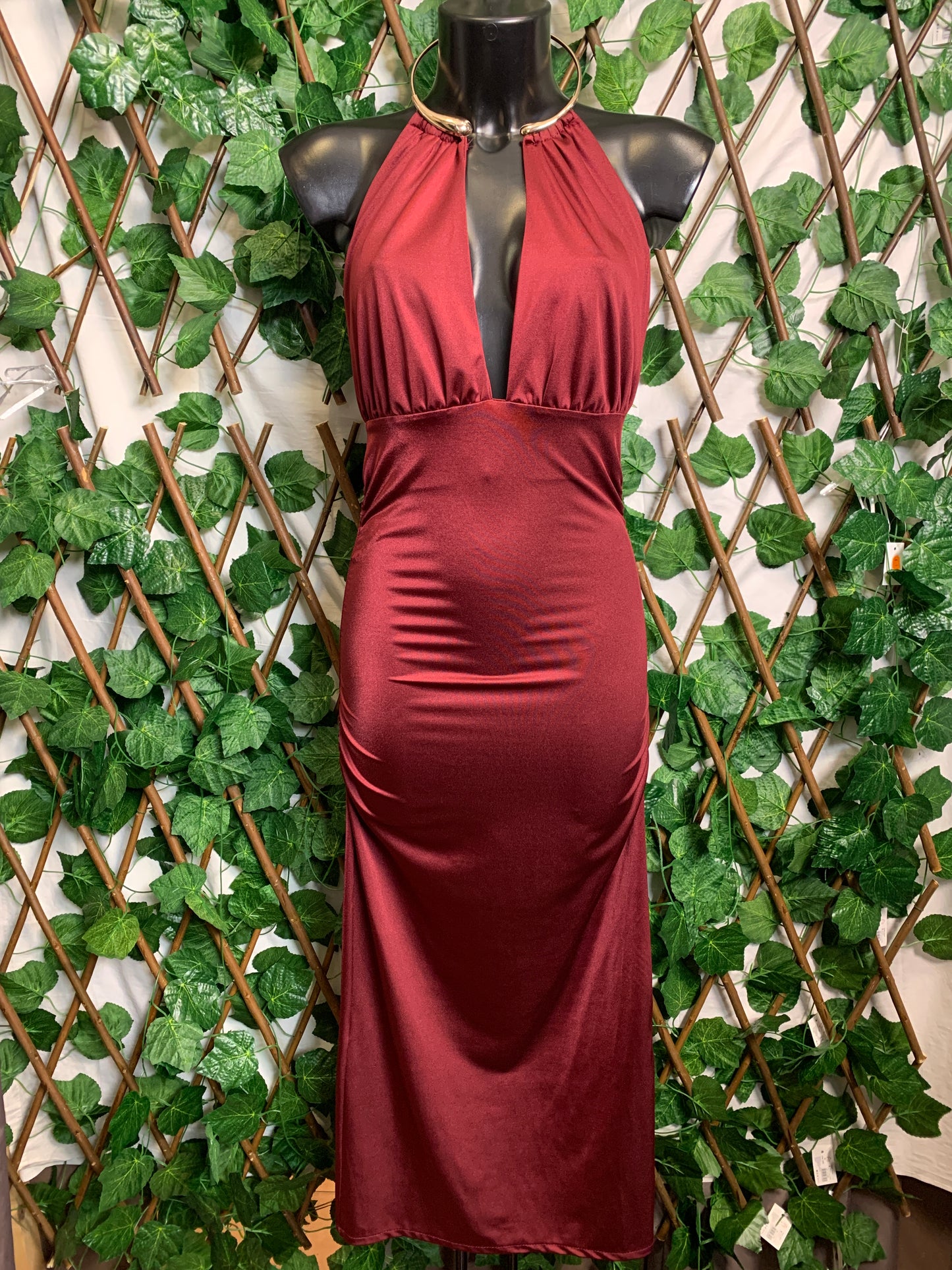 Vestito lungo con dettagli dorato e arricciatura sui fianchi