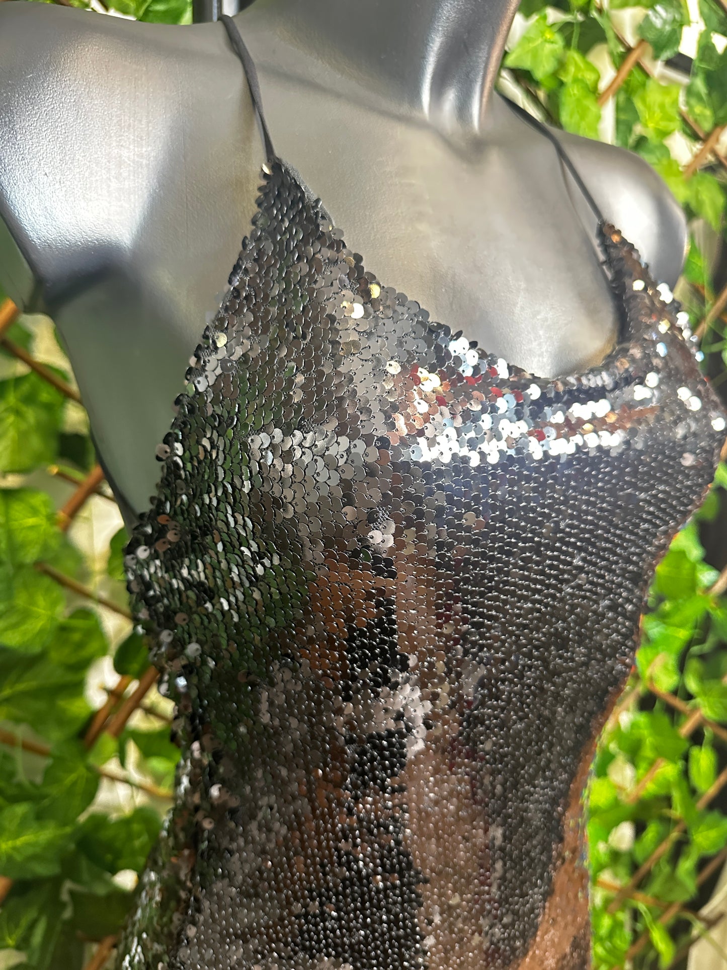 Vestito lungo elegante con la schiena scoperta in paillettes