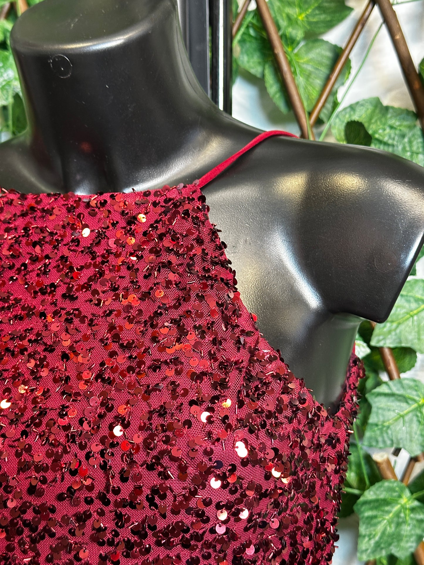 Modello paillettes: vestito corto con bretelle e la schiena scoperta