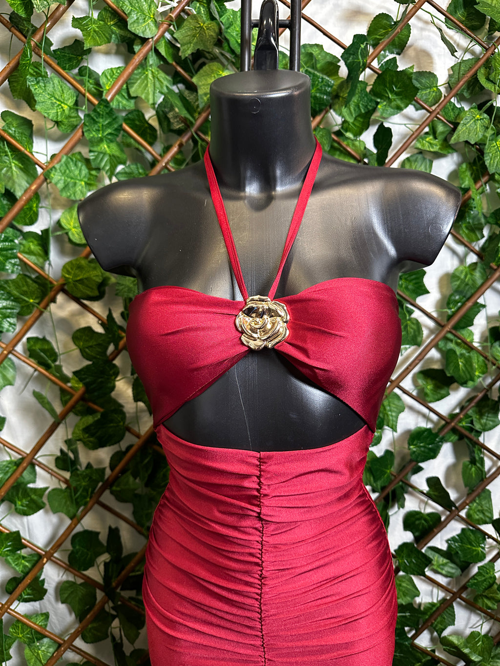 Vestito lungo con dettaglio fiore dorato e arricciatura sulla parte avanti