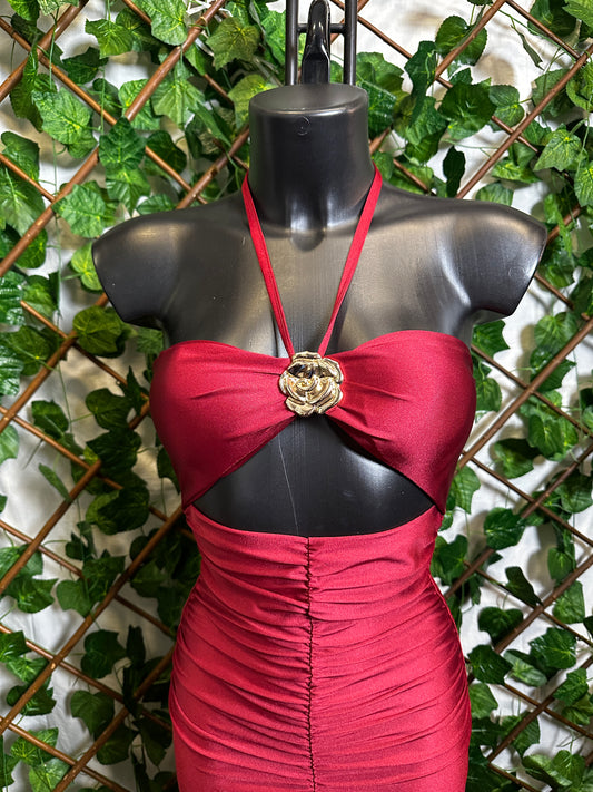 Vestito lungo con dettaglio fiore dorato e arricciatura sulla parte avanti