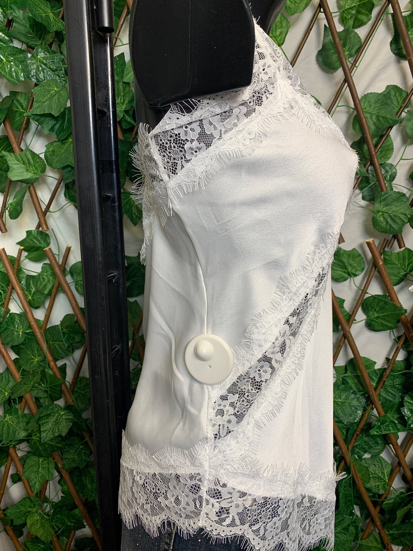 Asymmetrical tank top with lace