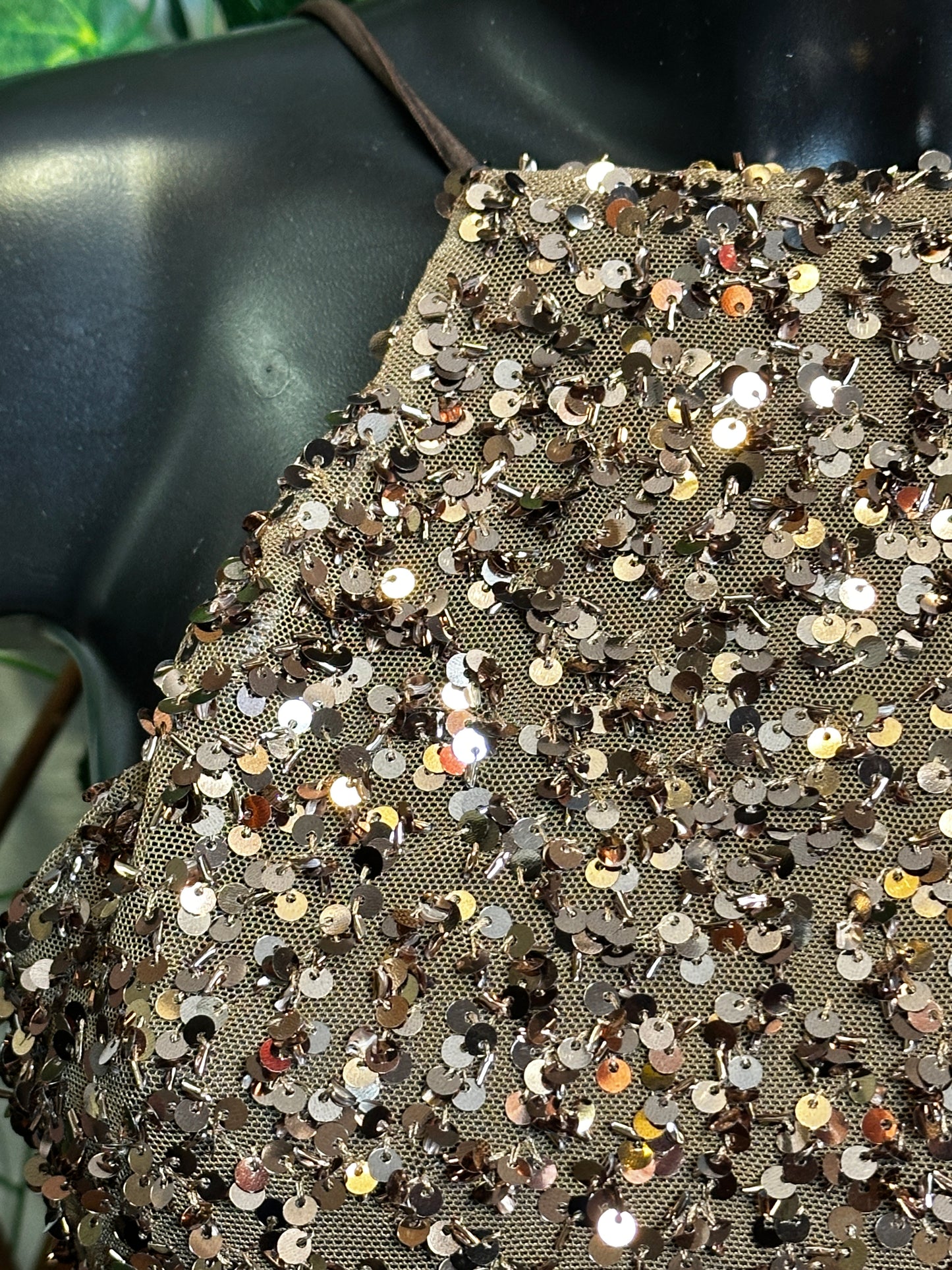 Modello paillettes: vestito corto con bretelle e la schiena scoperta