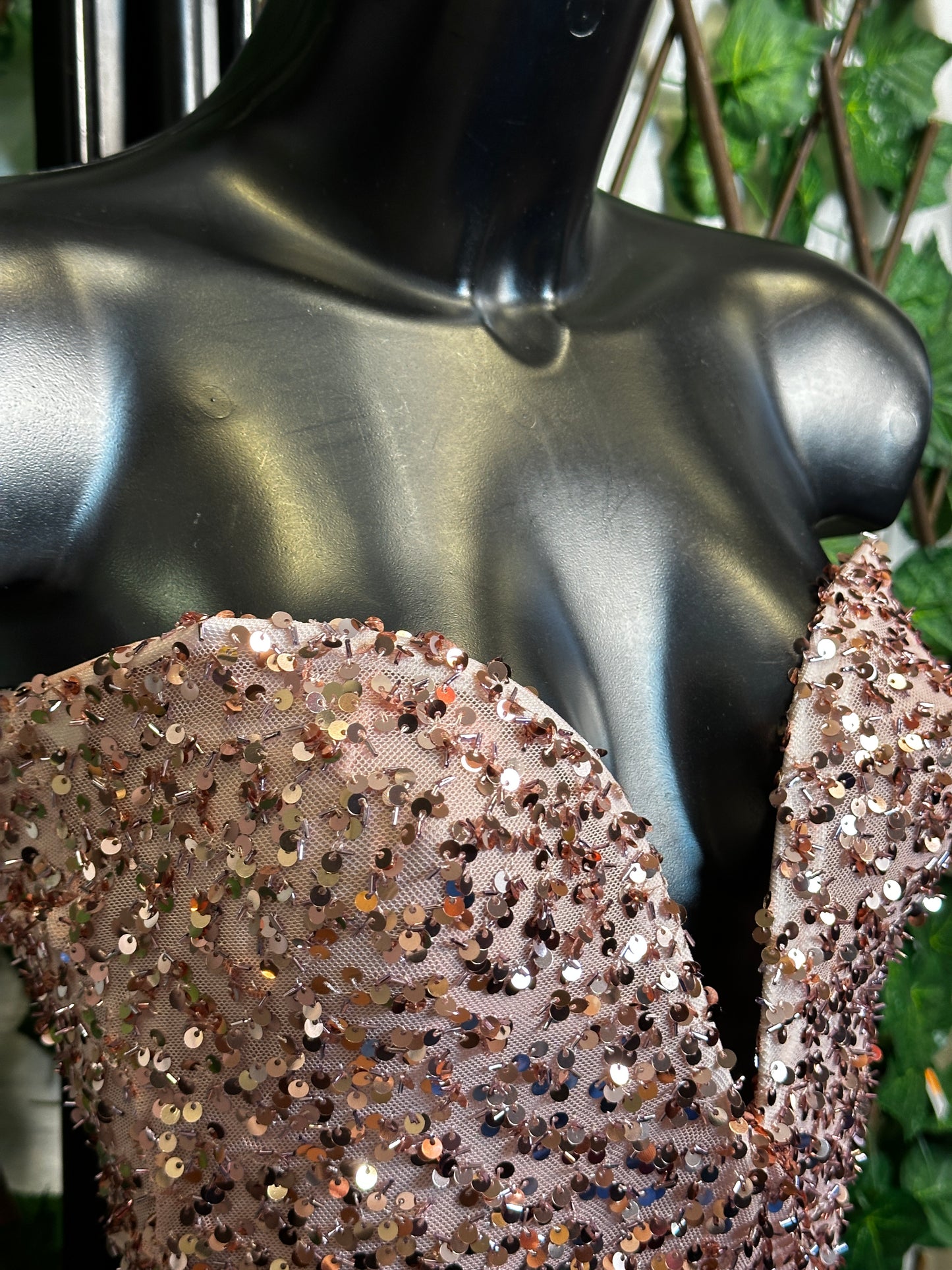 Modello paillettes: vestito corto con la scollatura speciale