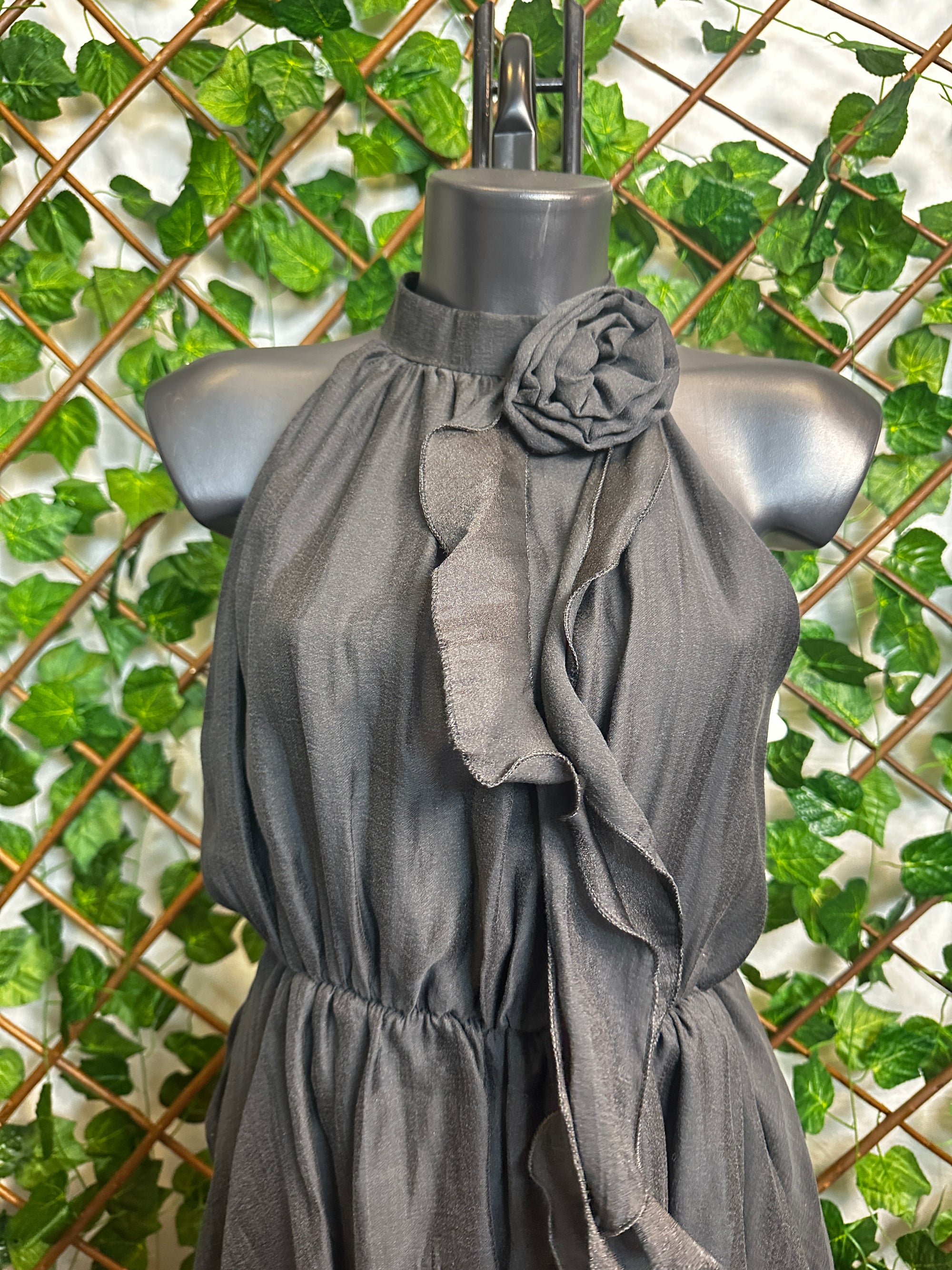 Vestito corto con dettaglio fiore