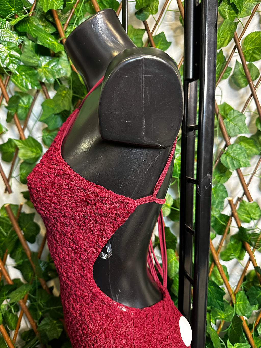 Modello crepe: vestito lungo con collo alto e schiena scoperta