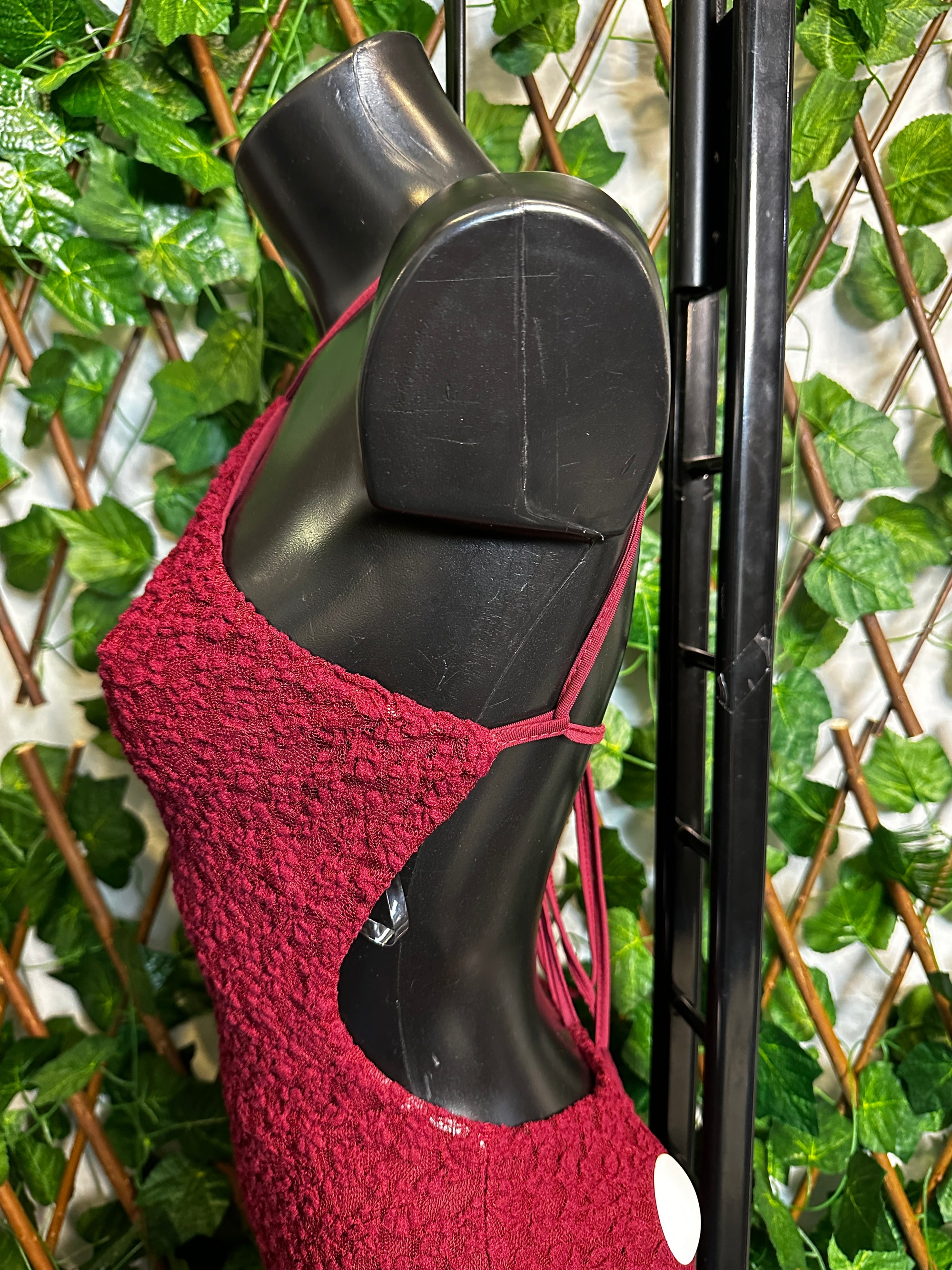 Modello crepe: vestito lungo con collo alto e schiena scoperta
