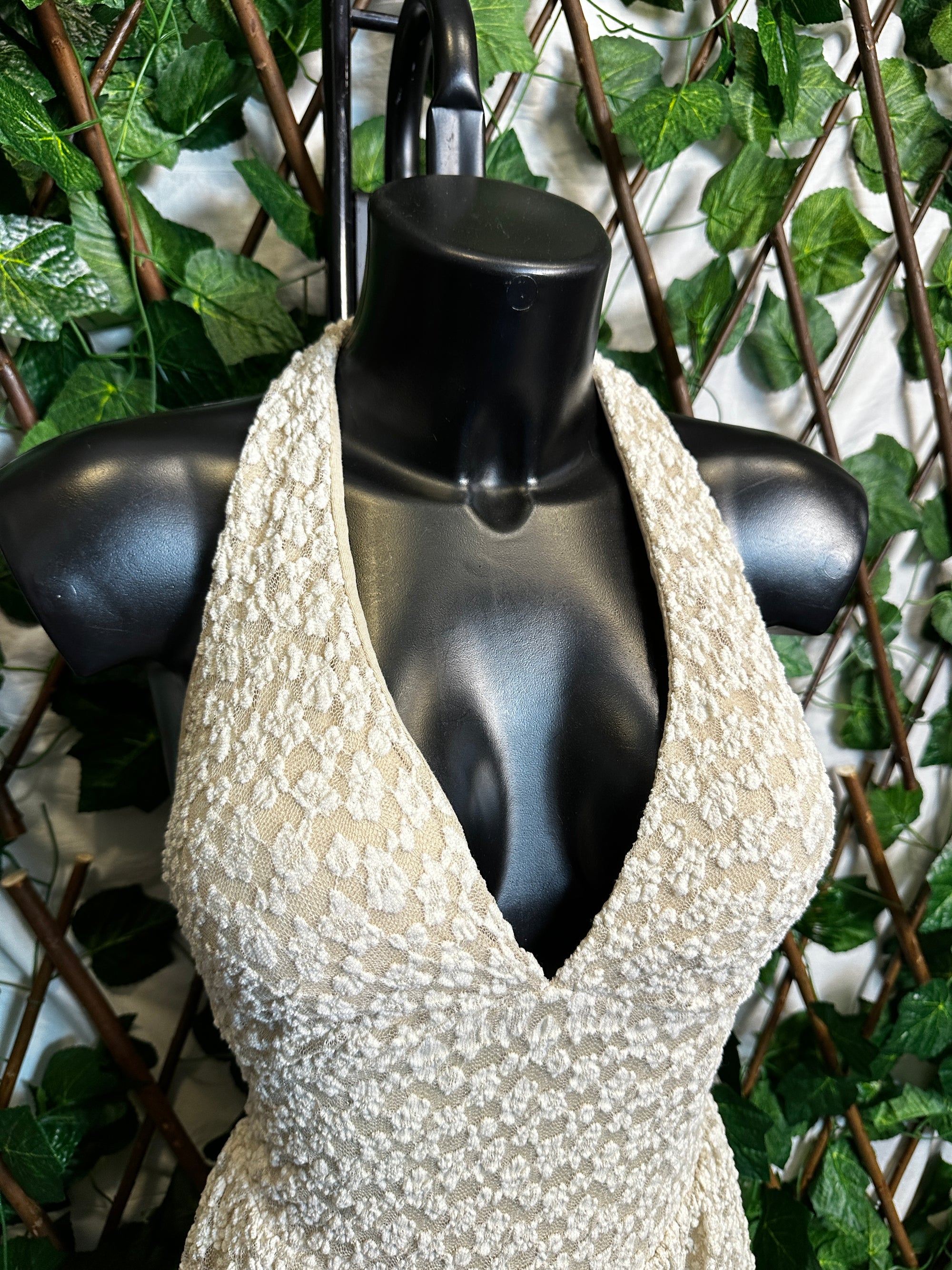 Modello crepe: vestito corto con la scollatura profonda con coppe e pantaloncini