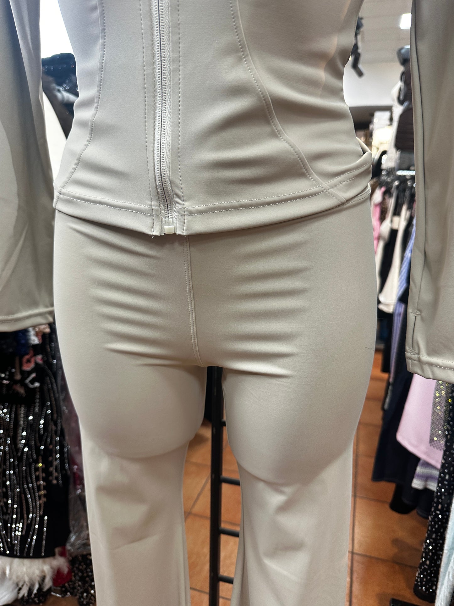 Completo sportivo con pantalone a zampa
