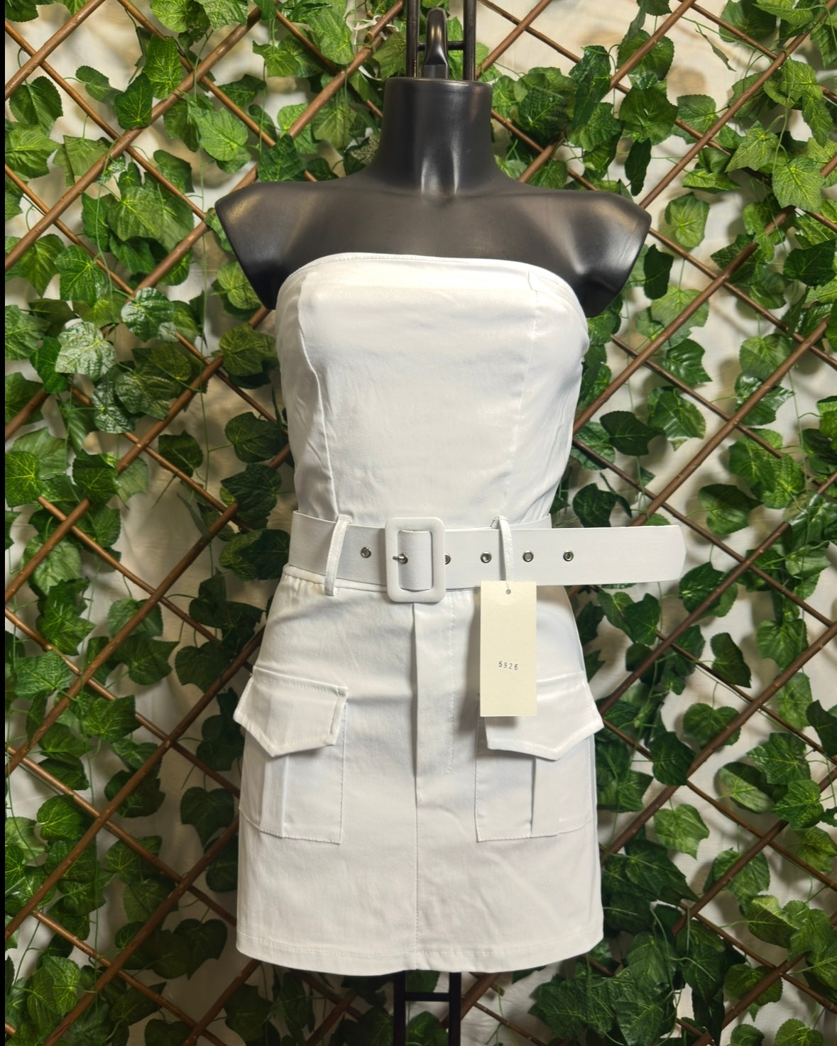 Vestito cargo senza spalline, con cintura sotto pantaloncino