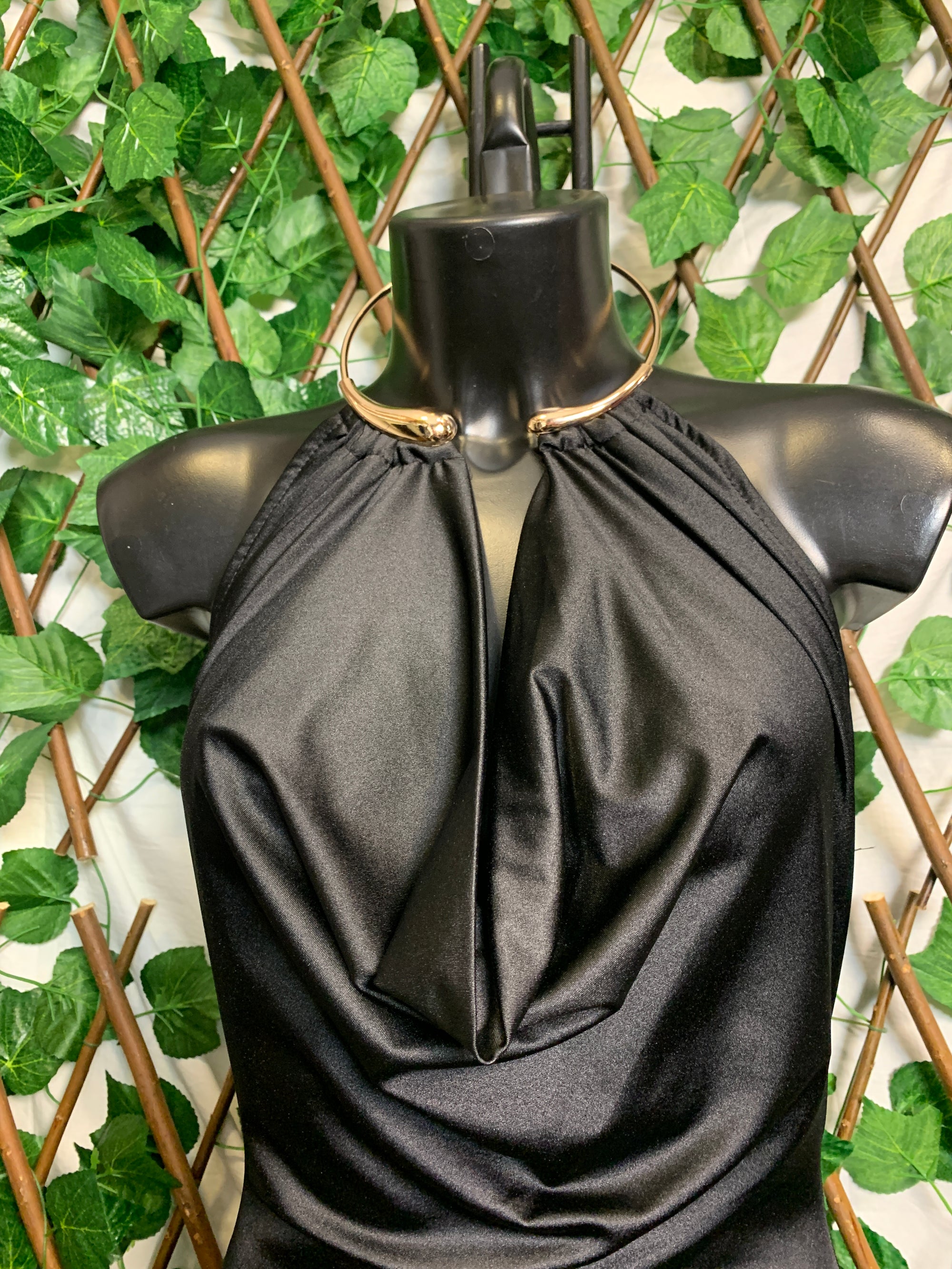 Vestito aderente con dettaglio dorato a collana