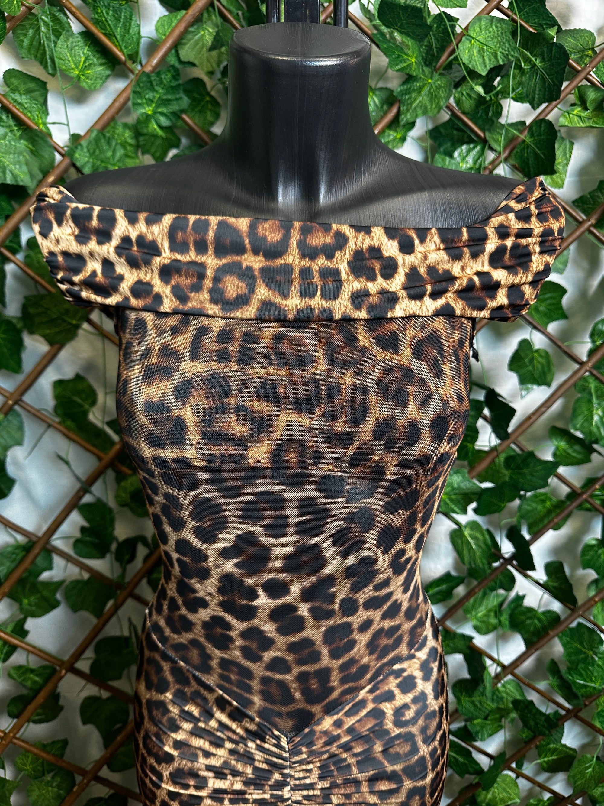 Tutina lunga leopardata con la schiena scoperta