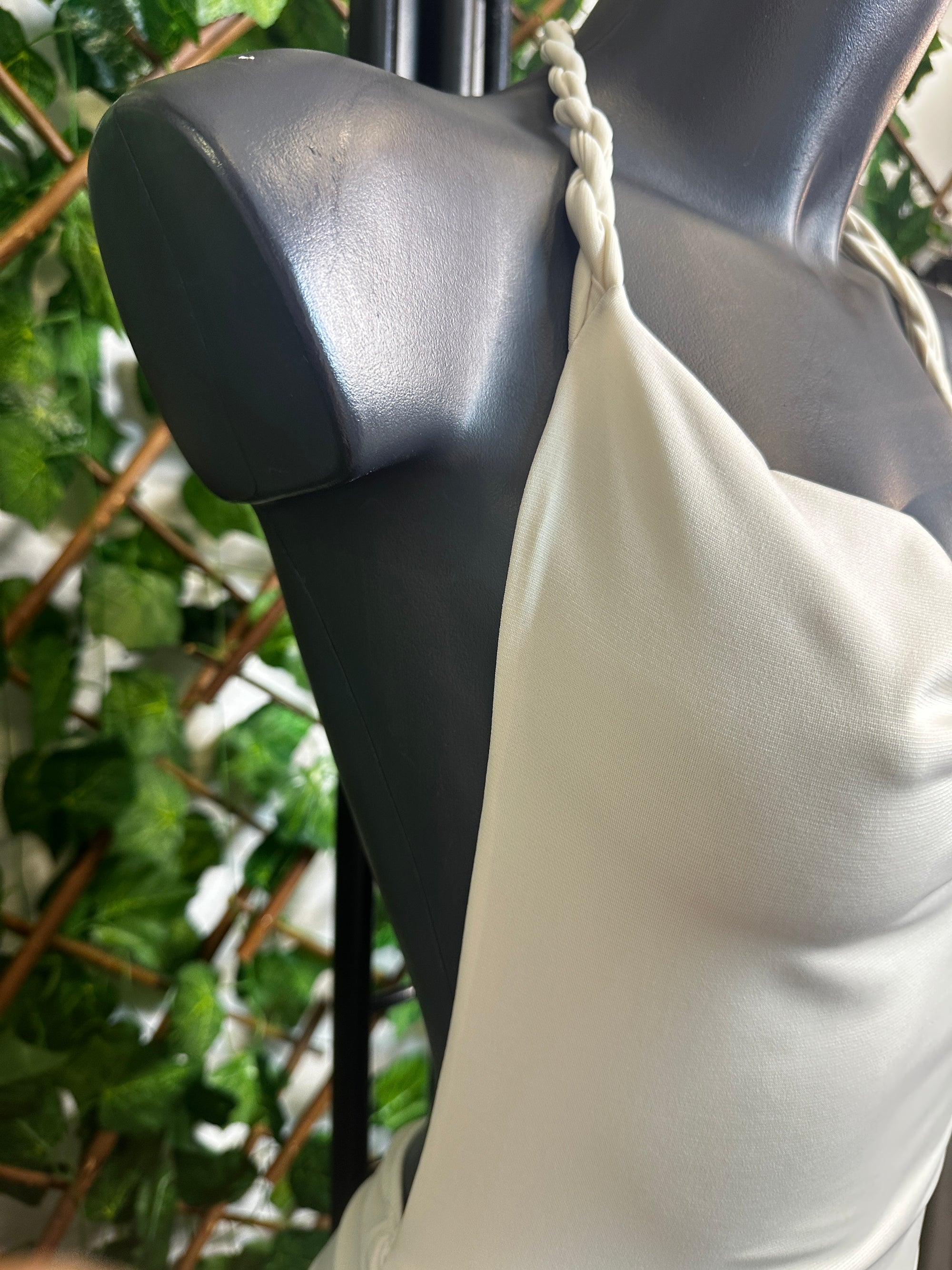 Vestito lungo con la corda sul collo, la schiena scoperta e arricciatura sui lati