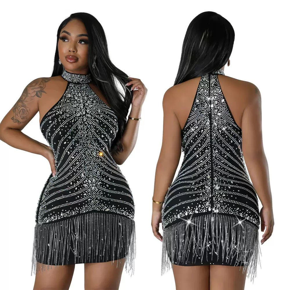 Vestito corto coperto di brillantini