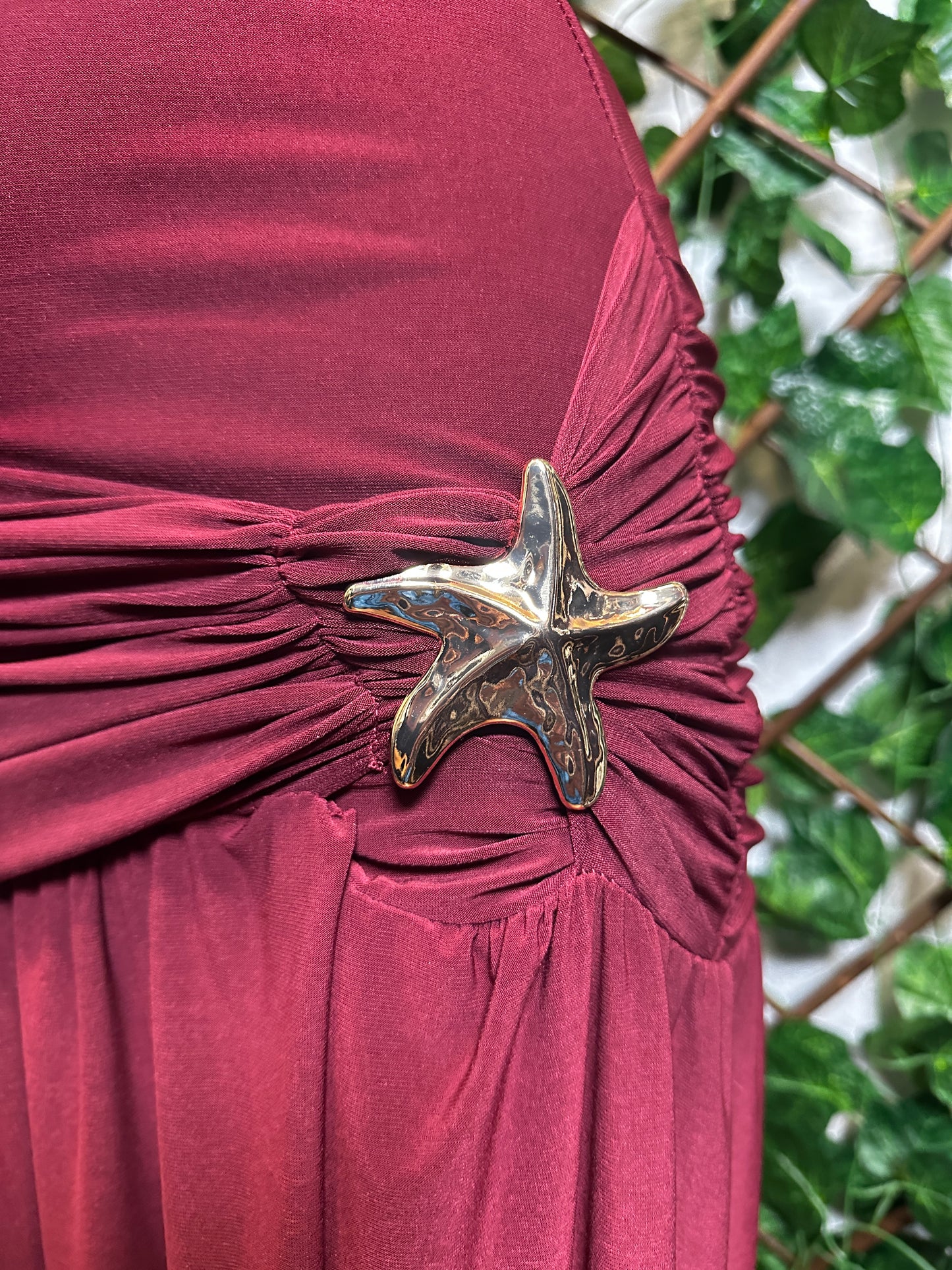 Vestito lungo con laccio sul collo, dettaglio stella marina e lo spacco sul lato sinistro