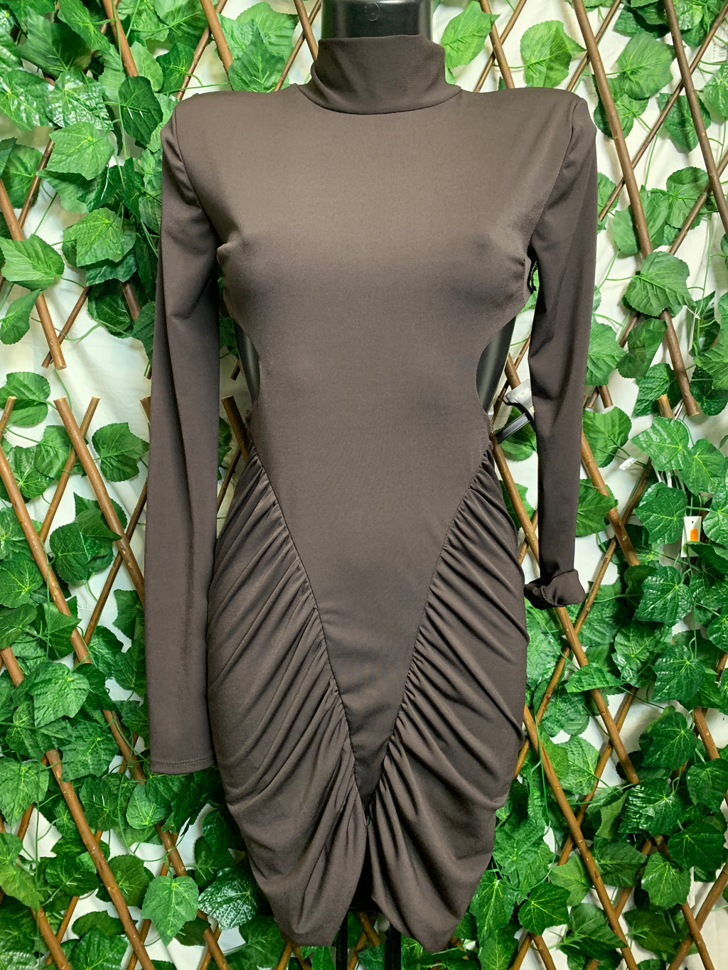 Vestito corto con collo alto e schiena scoperta